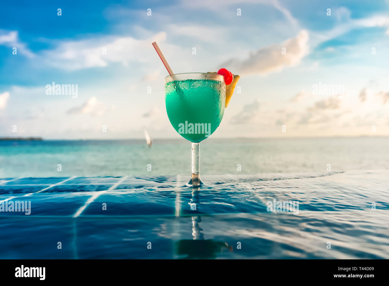 Cocktail vicino alla piscina sullo sfondo dell'Oceano Indiano, Maldive. Foto Stock