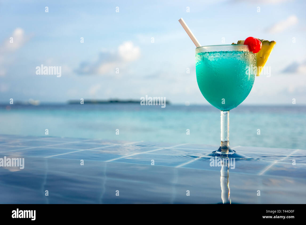 Cocktail vicino alla piscina sullo sfondo dell'Oceano Indiano, Maldive. Foto Stock