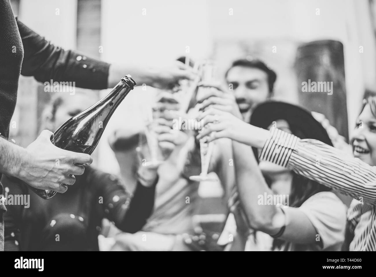 Multirazziale del gruppo di giovani amici divertendosi bere e tostare i bicchieri di champagne sulla university scale - le persone felici celebrando la graduazione Foto Stock