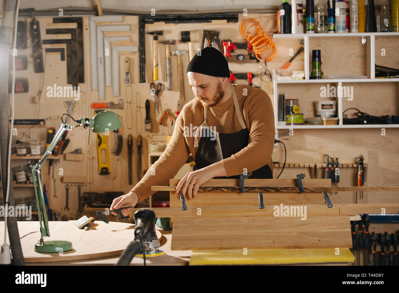 Falegname è rendere mobili su ordine in un workshop. Foto Stock