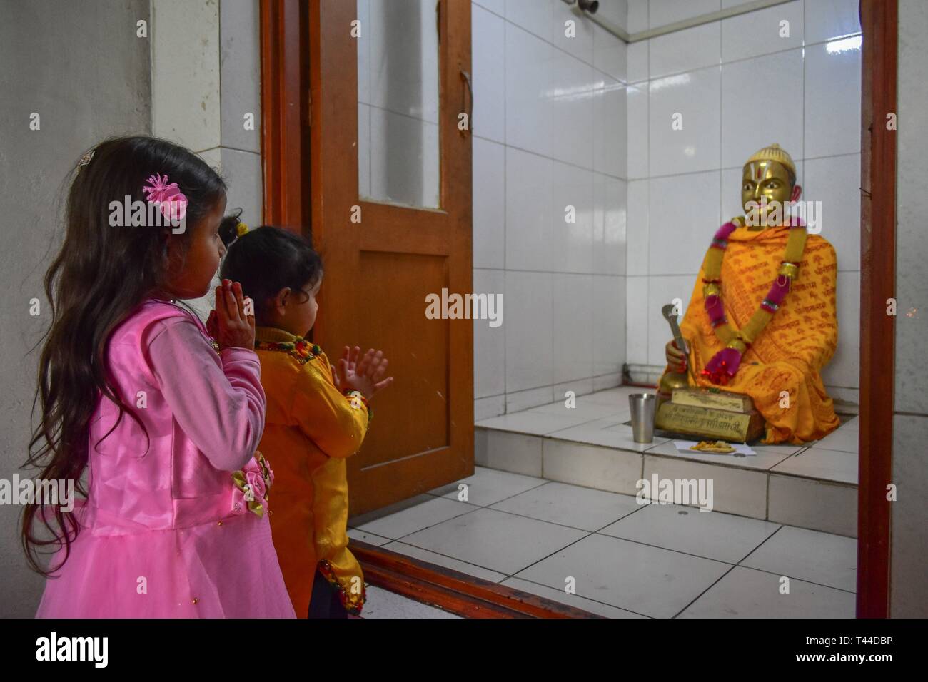 I devoti visto pregare presso un tempio durante l'occasione. Il festival di Ramnavami segna la nascita del Signore Ram e segna il giorno con vari rituali. Gli indù celebrare l'occasione in funzione sia del tempo il calendario lunare si sposta nel nono giorno, o quando il sole sorge sulla nona giornata. Foto Stock