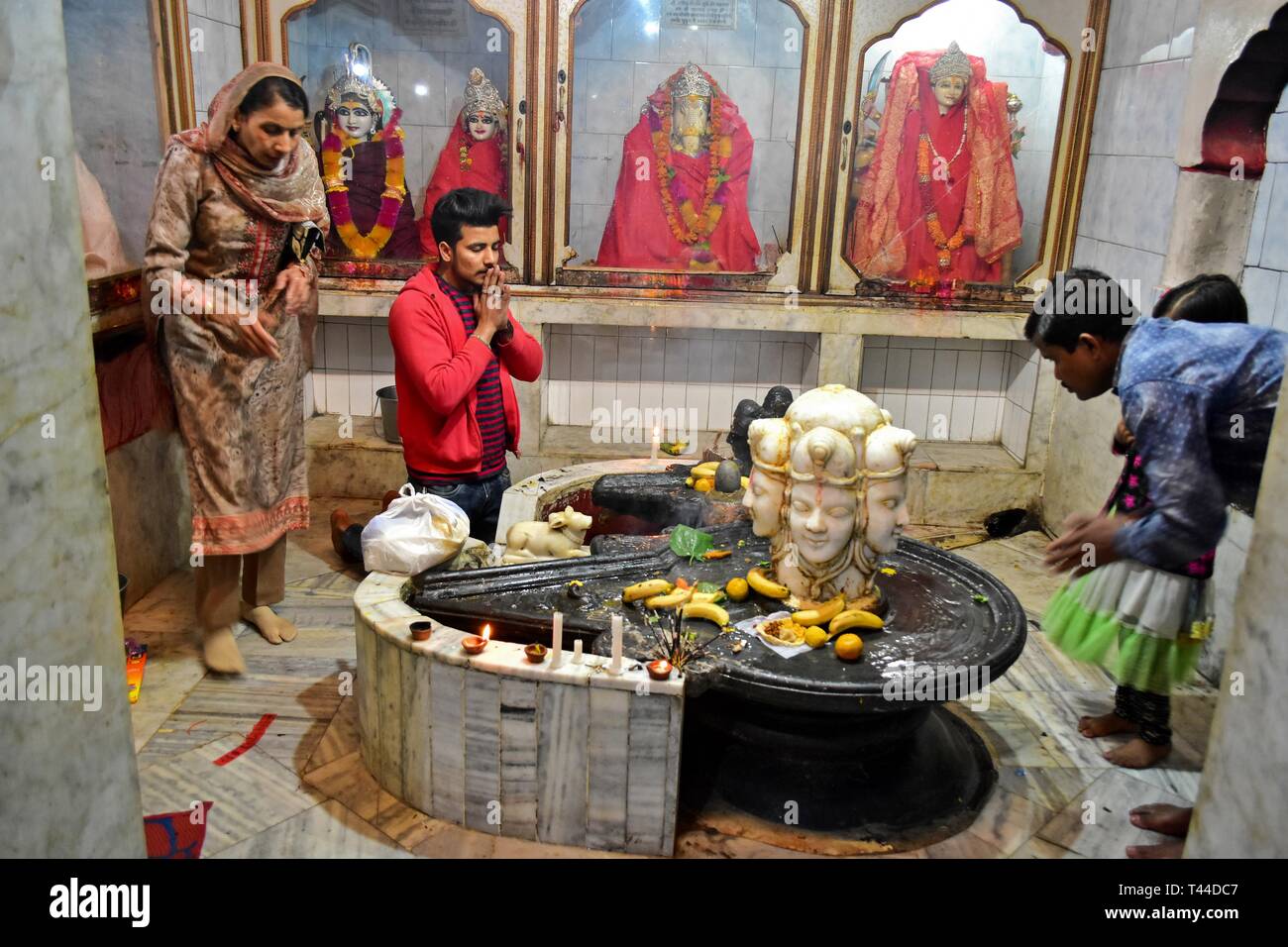 I devoti visto pregare presso un tempio durante l'occasione. Il festival di Ramnavami segna la nascita del Signore Ram e segna il giorno con vari rituali. Gli indù celebrare l'occasione in funzione sia del tempo il calendario lunare si sposta nel nono giorno, o quando il sole sorge sulla nona giornata. Foto Stock