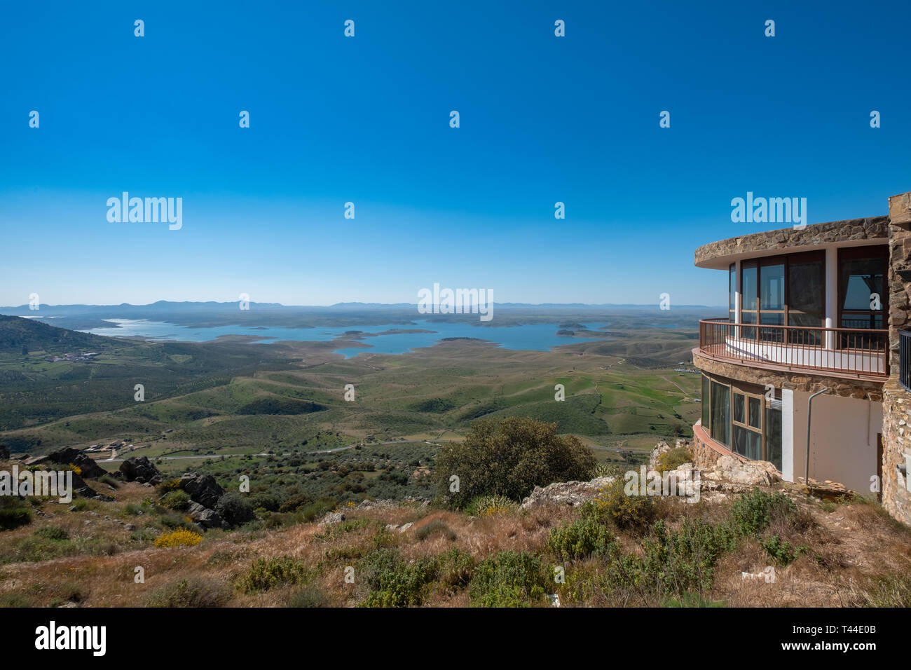 Vista La Serena serbatoio dal punto di vista del castello di Puebla de Alcocer, con il piccolo villaggio di Esparragosa de Lares nel foregroun Foto Stock