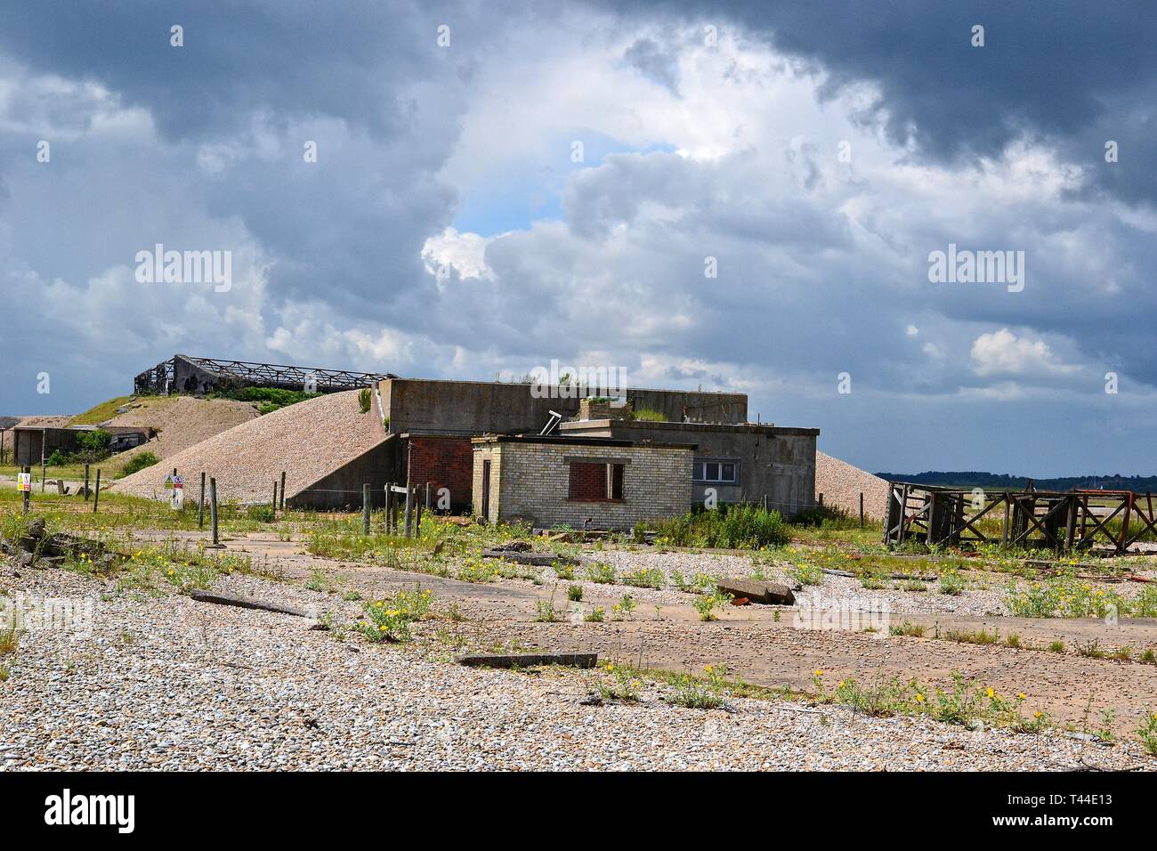 Test di bomba edificio all'ex bomba atomica e radar sito di test a Orford Ness, Orford, Suffolk, Regno Unito. Ora un paesaggio di acquitrini e riserva naturale Foto Stock