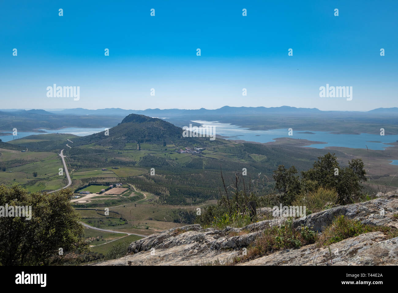 Vista La Serena serbatoio dal punto di vista del castello di Puebla de Alcocer, con il piccolo villaggio di Esparragosa de Lares nel foregroun Foto Stock