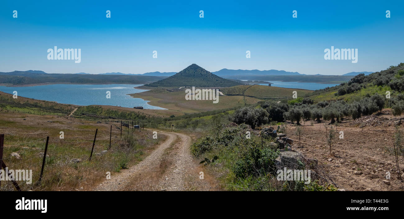 Vista La Serena serbatoio dal punto di vista del castello di Puebla de Alcocer, con il piccolo villaggio di Esparragosa de Lares nel foregroun Foto Stock