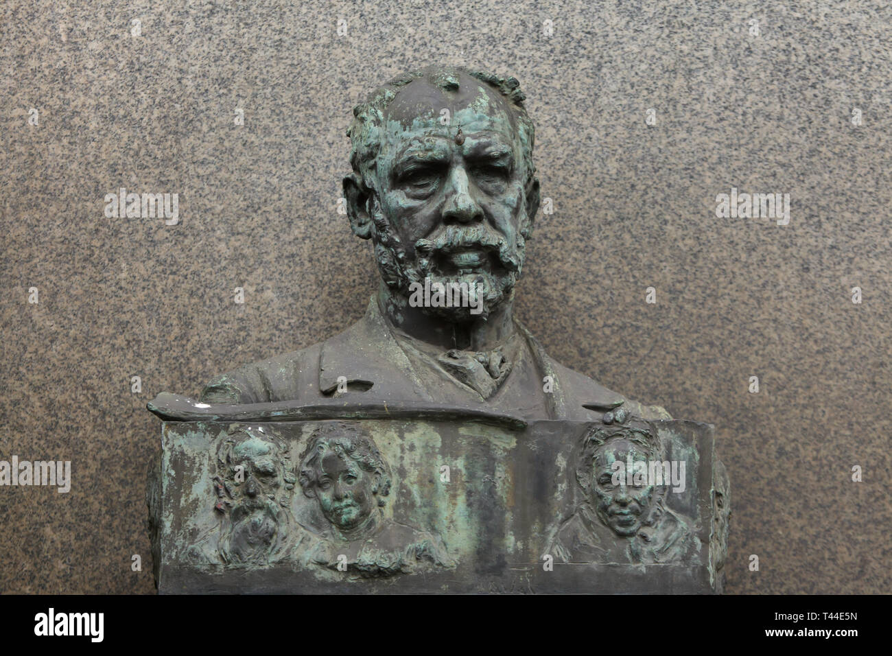 Busto in bronzo dello scultore ceco Josef Václav Myslbek installato su la casa dove visse e morì in Smetanovo terrapieno a Praga, Repubblica Ceca. Il busto è un autoritratto di Josef Václav Myslbek datato 1903. Foto Stock