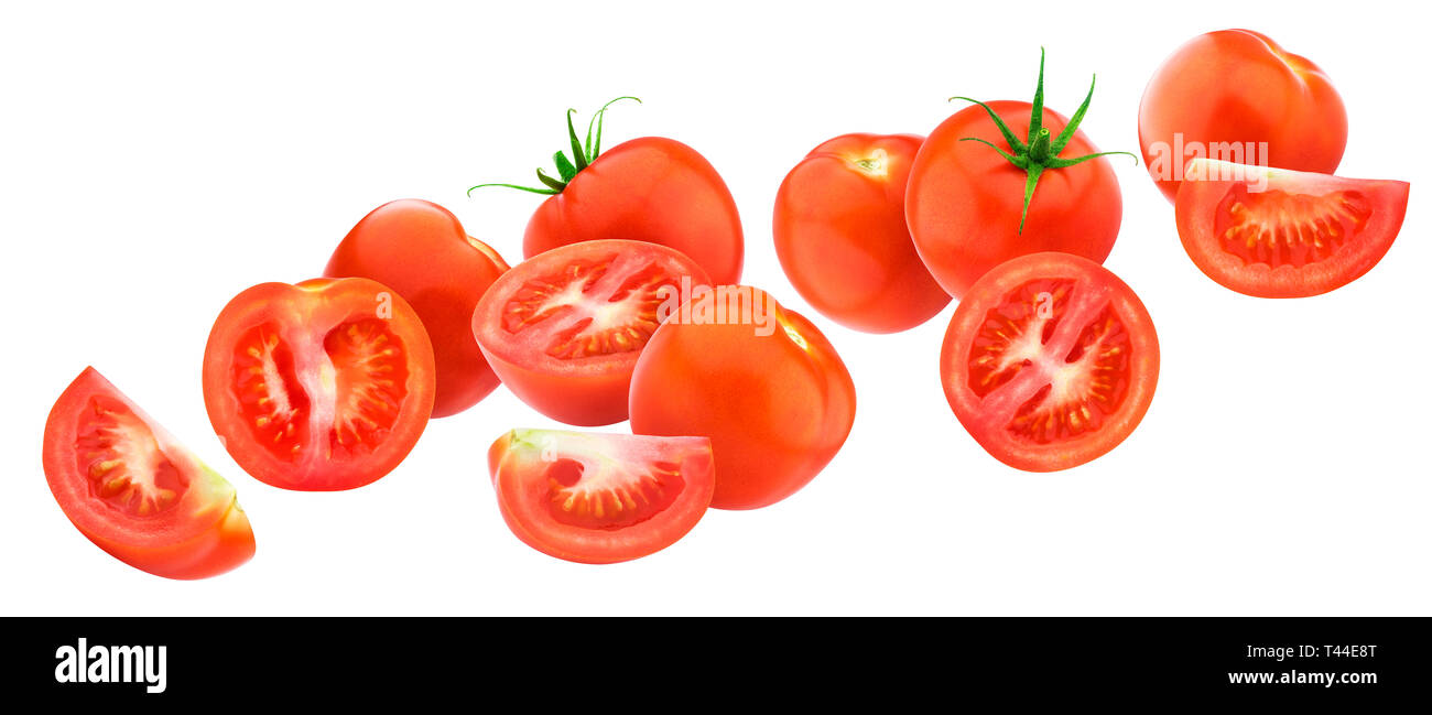 Flying insalata di pomodoro isolato su sfondo bianco con tracciato di ritaglio Foto Stock