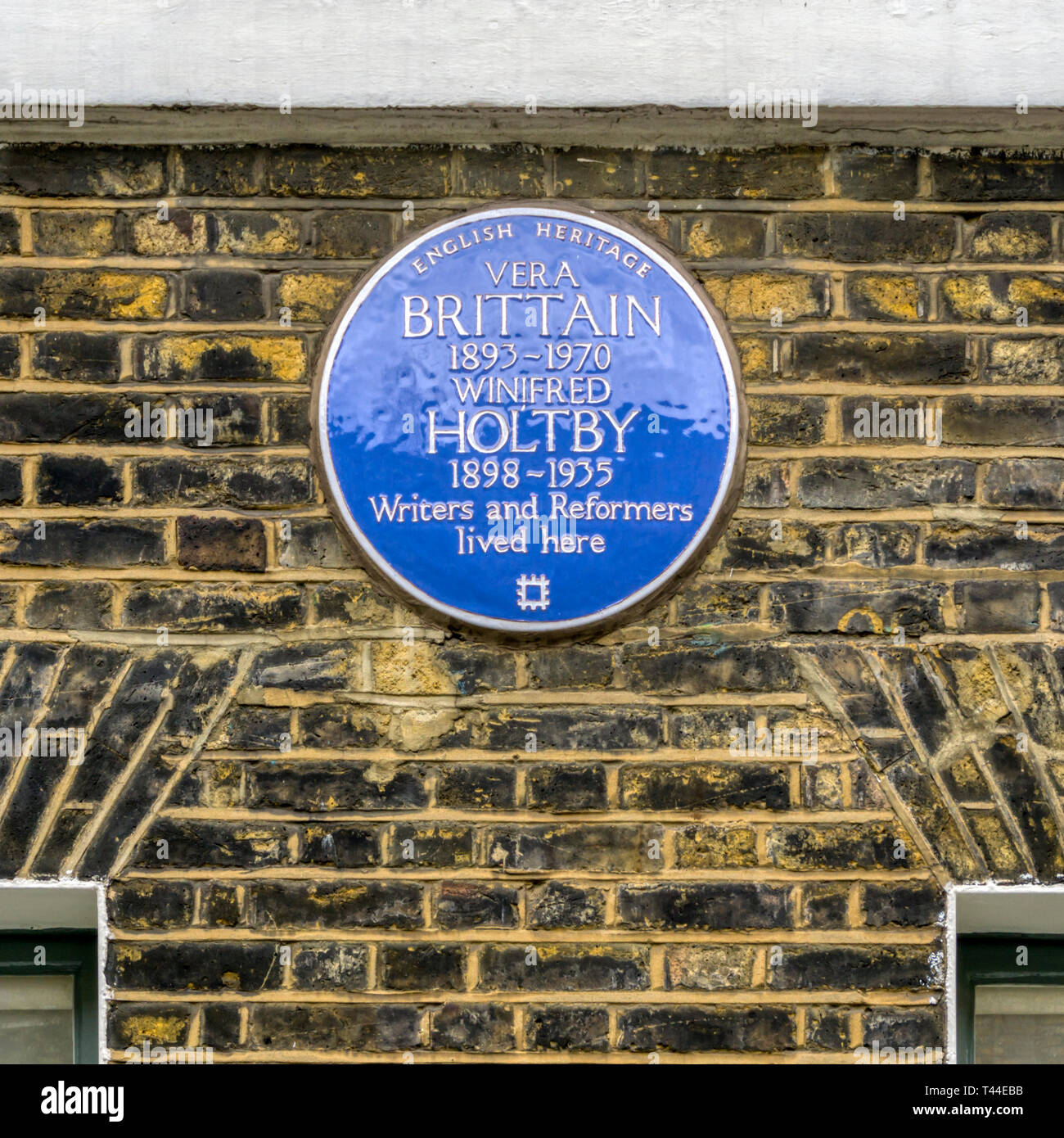 Una targa blu sulla casa in Doughty Street, Holborn, occupata da Vera Brittain e Winifred Holtby. Foto Stock