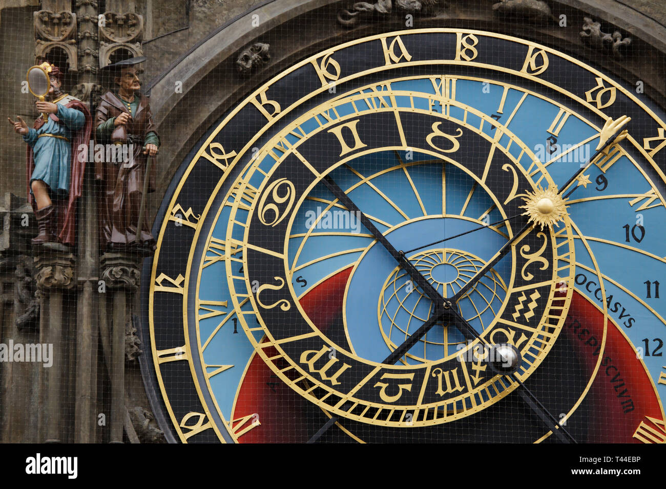 Piastra astronomico dell'orologio astronomico di Praga (orloj) sulla torre  del municipio della Città Vecchia (Staroměstská radnice) nella piazza della  Città Vecchia di Praga, Repubblica Ceca, nella foto dopo il restauro del  2018
