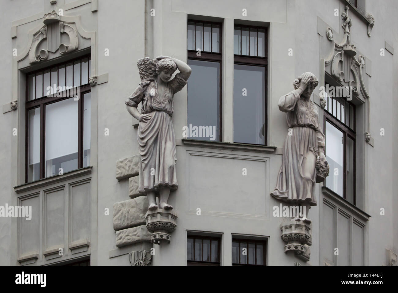 Le statue di due po' di Russo (Ucraino) donne raffigurata sulla casa di due piccole donne russe (Dům u dvou Malorusek) in Pařížská Street in Josefov (quartiere ebraico) a Praga, Repubblica Ceca. La casa di abitazione progettato dall architetto ceco Matěj Blecha fu costruito nel 1905-1906. Foto Stock