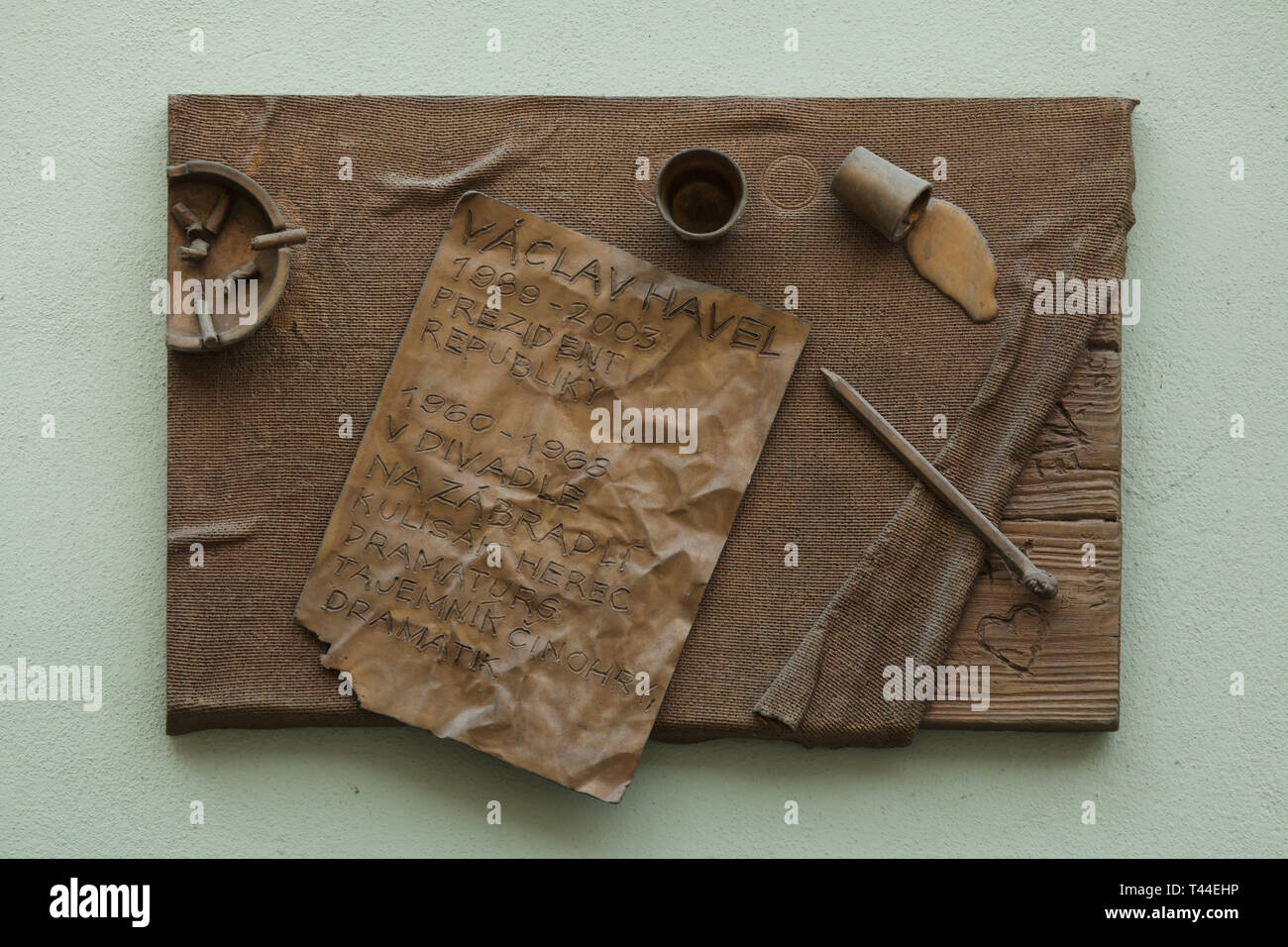 Una lapide commemorativa dedicata al presidente ceco Václav Havel da Czech visual artist David Černý (2012) sull'Na Zábradlí (teatro Divadlo na zábradlí) in Piazza Anenské in Staré Město (Città Vecchia) a Praga, Repubblica Ceca. Il testo in ceco significa: Václav Havel, presidente della repubblica dal 1989 al 2003, ha lavorato in Na Zábradlí teatro dal 1960 al 1968 come stadio tecnico, attore, dramaturge, segretario di dramma e drammaturgo. Foto Stock
