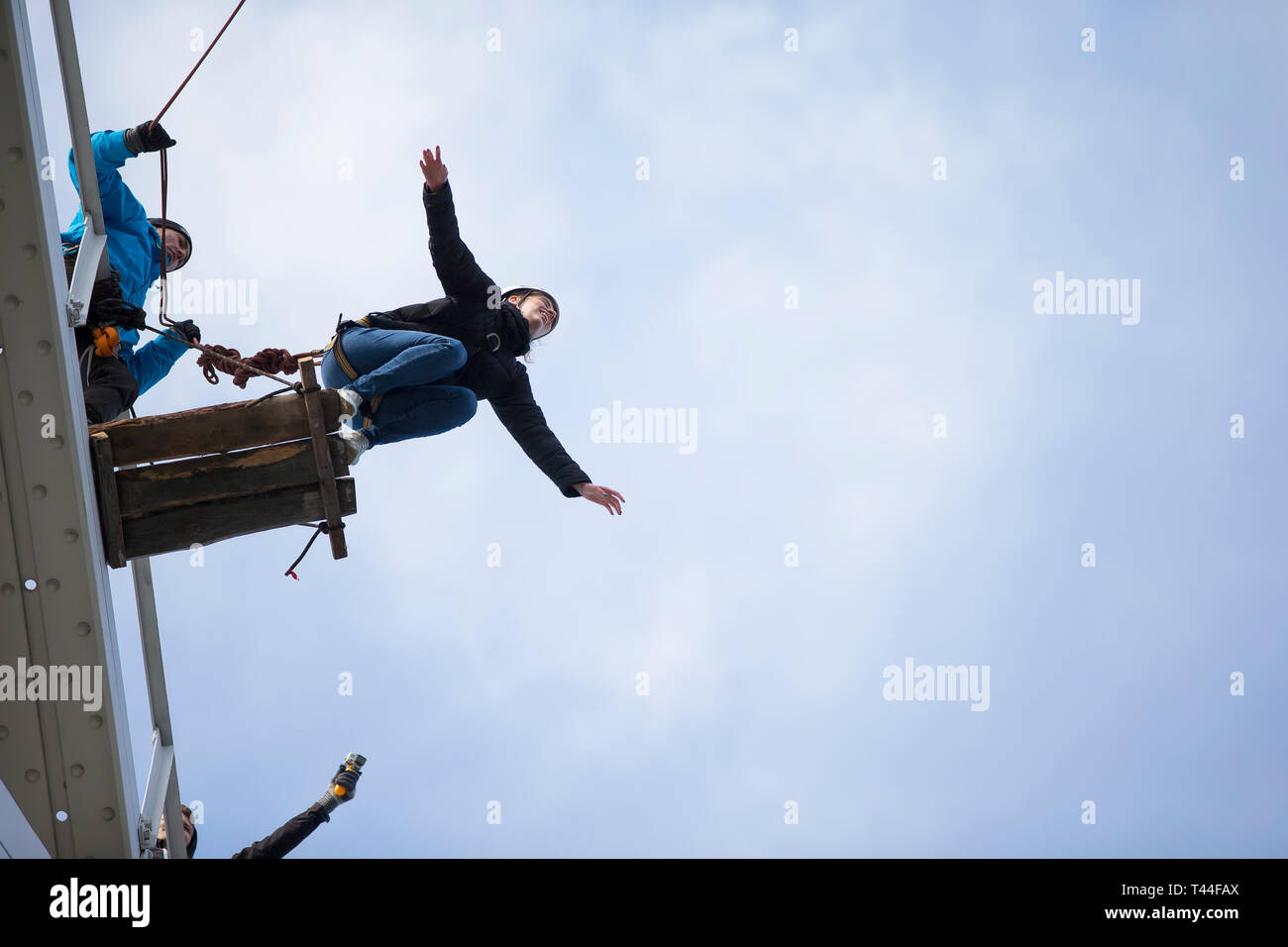 La Bielorussia, Gomel, Marzo 08, 2019. Il Salto dal ponte alla fune.Ropejumping.pericoloso hobby.Donna saltare giù da una grande altezza Foto Stock