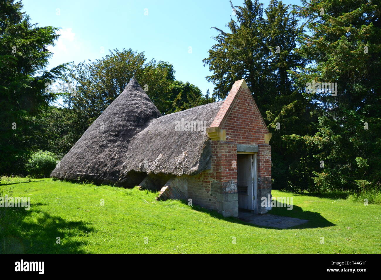 La casa di ghiaccio nei giardini di Compton Verney House, Compton Verney, Kineton, Warwickshire, Inghilterra, Regno Unito. Xviii secolo il paese Mansion e Galleria d'arte Foto Stock