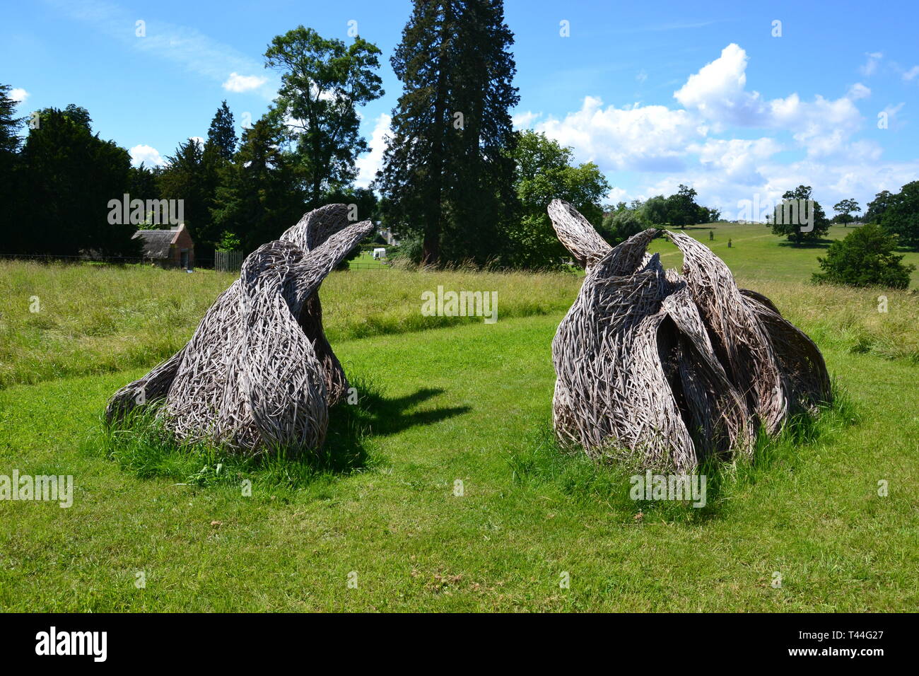 Le sculture realizzate da fibre vegetali tessute insieme per creare un effetto onda. Compton Verney House, Compton Verney, Kineton, Warwickshire, Inghilterra, Regno Unito. Foto Stock