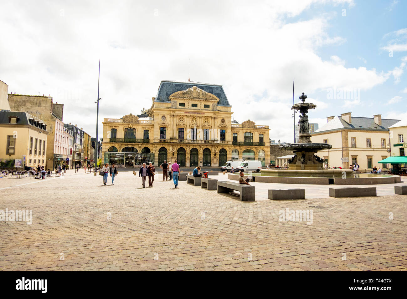 Cherbourg-Octeville, Francia - 21 agosto 2018: Place du General de Gaulle, al Teatro italiano e fontana Mouchel a Cherbourg, Normandia, Francia Foto Stock