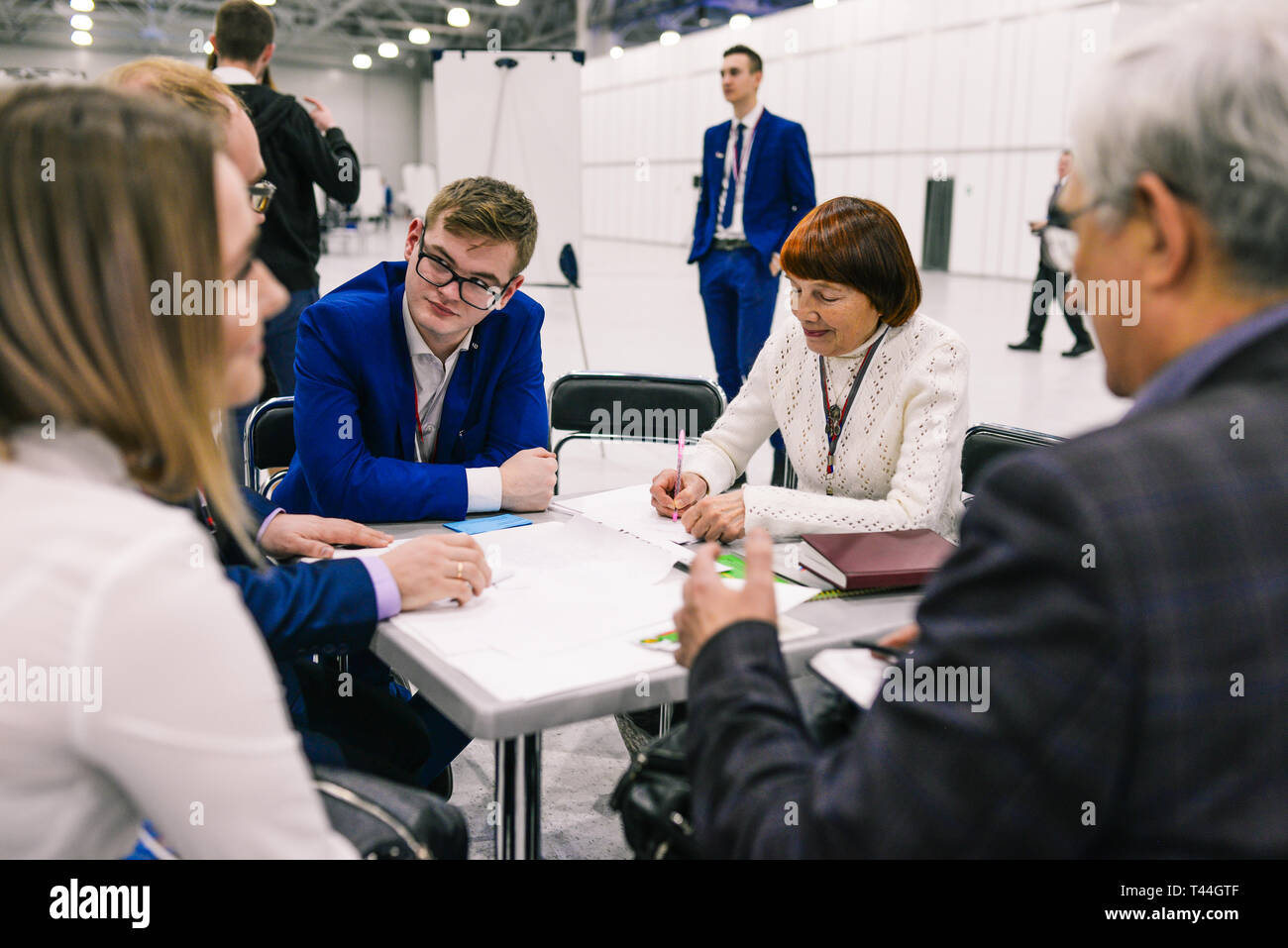 La Russia, città Mosca - Dicembre 18, 2017: uomini e donne a condannare il progetto alla riunione. Gli imprenditori di avvio in discussione un progetto di business. Il Team Foto Stock