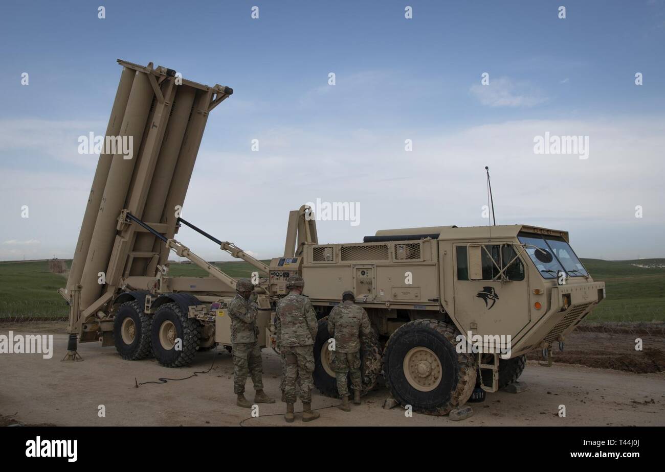 Stati Uniti I soldati dell esercito da Bravo batteria, seconda difesa aerea reggimento di artiglieria, xi difesa aerea della brigata di artiglieria, eseguire i controlli di apparecchiature su un terminale ad alta altitudine Difesa Area stazione di lancio in Israele, 4 marzo, 2019. La distribuzione di un sistema THAAD a Israele è un esercizio di U.S. Esercito, U.S. Air Force e forze israeliane, sotto la forza dinamica concetto di occupazione. L'esercizio si basa la prontezza e la interoperabilità nella regione, dimostra la capacità degli Stati Uniti di implementare rapidamente la difesa aerea attivi a livello globale e dimostra la U.S. Esercito una missione dell'Europa per dissuadere i potenziali adversarie Foto Stock
