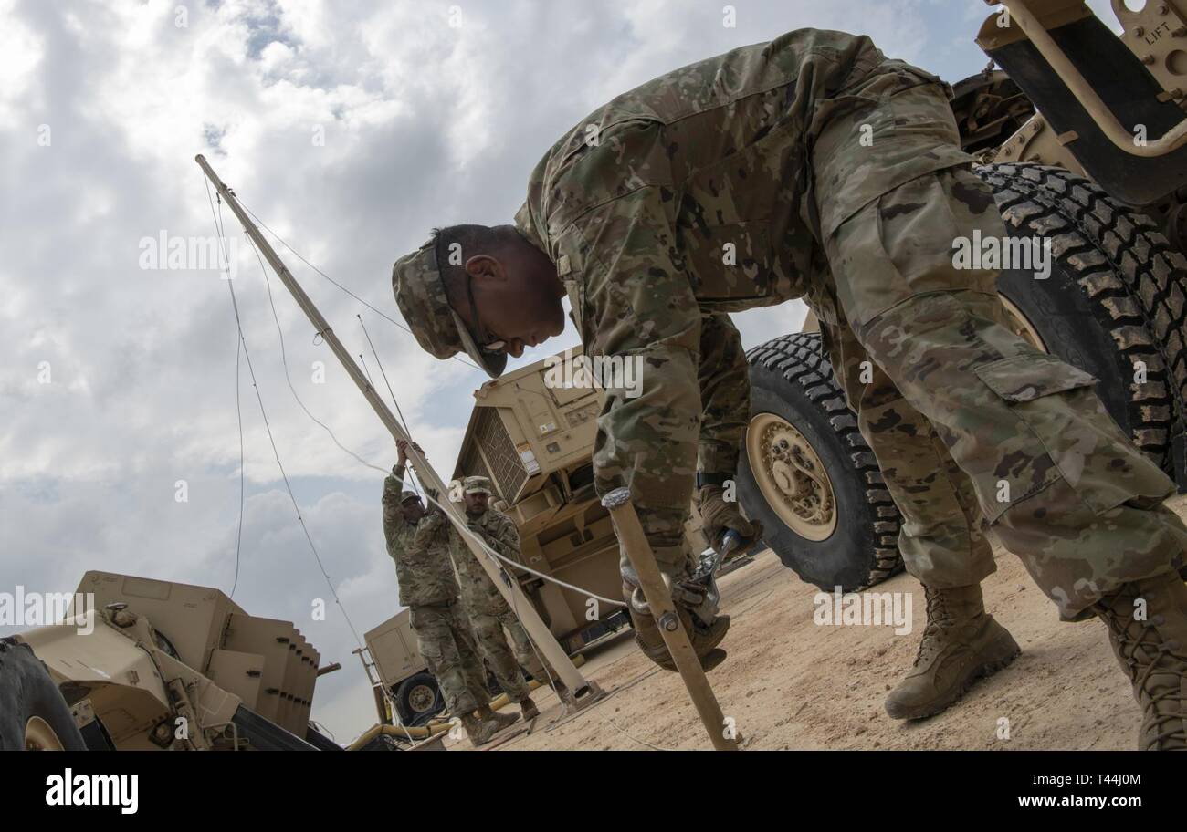 Stati Uniti Esercito Pvt. 1. Classe Giovanni Forero, un operatore radar maintainer con Bravo batteria, seconda difesa aerea reggimento di artiglieria, xi difesa aerea della brigata di artiglieria , prepara attrezzature presso il sito THAAD in Israele il 4 marzo ,2019. La distribuzione di un sistema THAAD a Israele è un esercizio di U.S. Esercito, U.S. Air Force e forze israeliane, sotto la forza dinamica concetto di occupazione. L'esercizio si basa la prontezza e la interoperabilità nella regione, dimostra la capacità degli Stati Uniti di implementare rapidamente la difesa aerea attivi a livello globale e dimostra la U.S. Esercito una missione dell'Europa per dissuadere i potenziali adversa Foto Stock