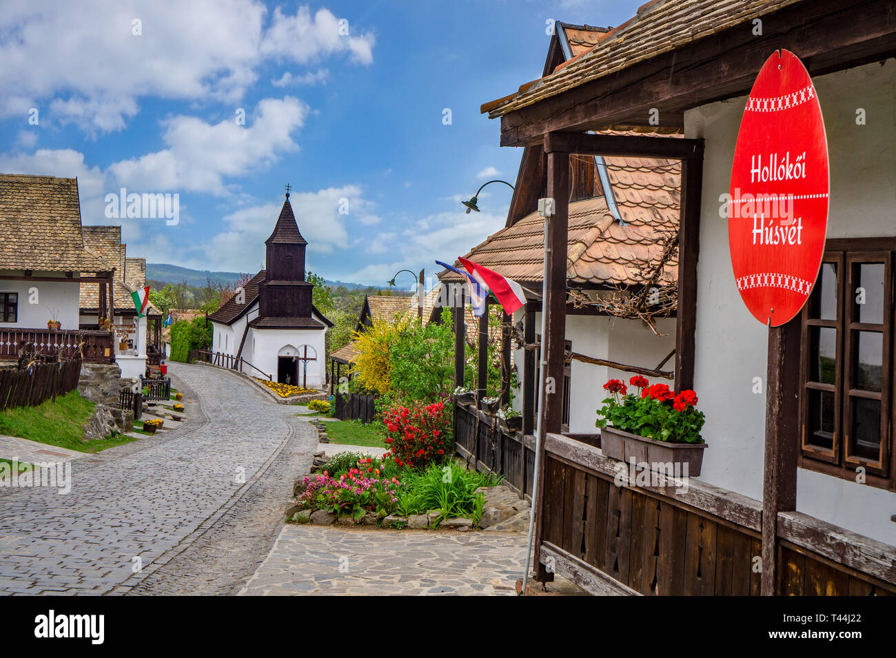 Il tempo primaverile in Hollókő Holloko Ungheria famosa per la festa di Pasqua e le sue vecchie case tradizionali patrimonio mondiale Unesco "nyitva' significa offen Foto Stock