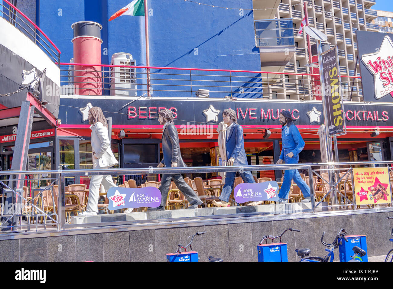 28 marzo 2019 statue dei Beatles al di fuori di Stella Bianca Pub di Benidorm. Spagna Foto Stock