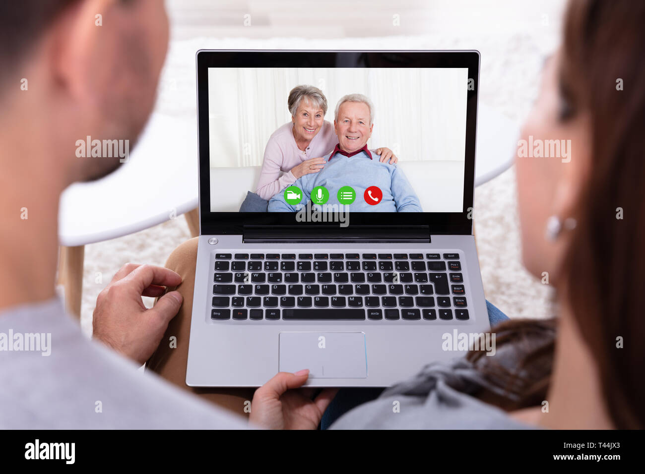 Close-up di un paio di videoconferenze con i loro genitori felici su Laptop Foto Stock