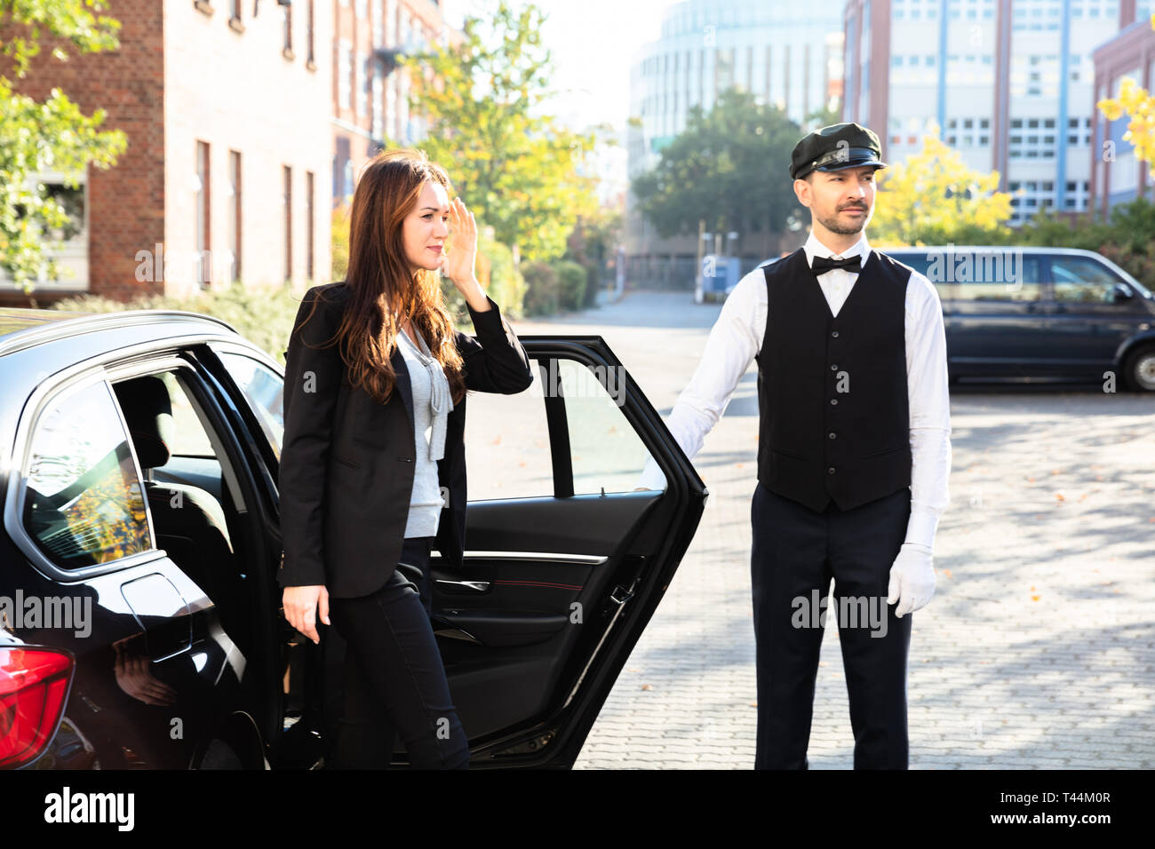 Donna in tacchi alti per uscire dall'auto Foto Stock