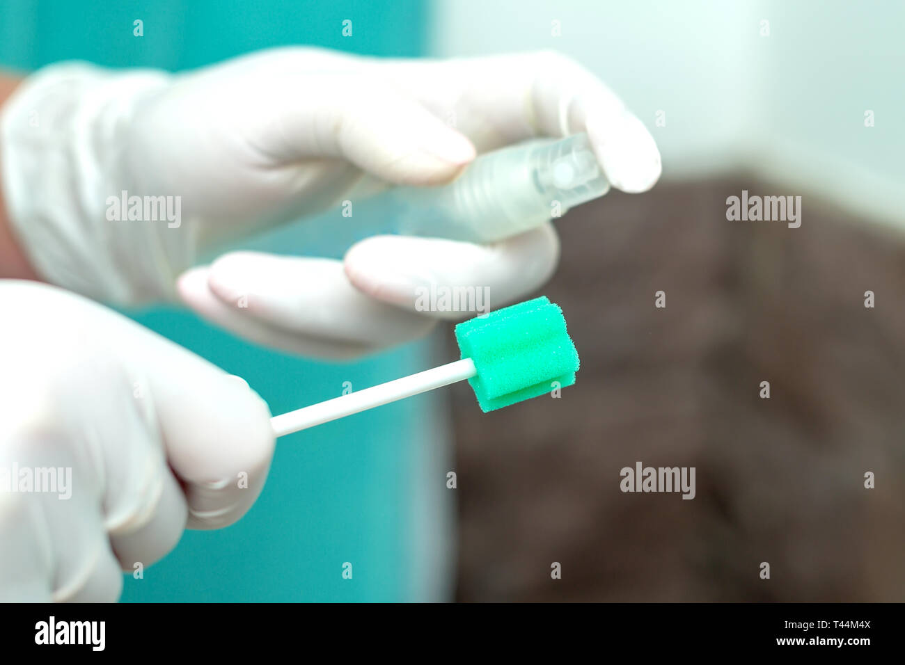 Spugna per la disinfezione dei denti prima di candeggio. Per le cure dentarie concept Foto Stock