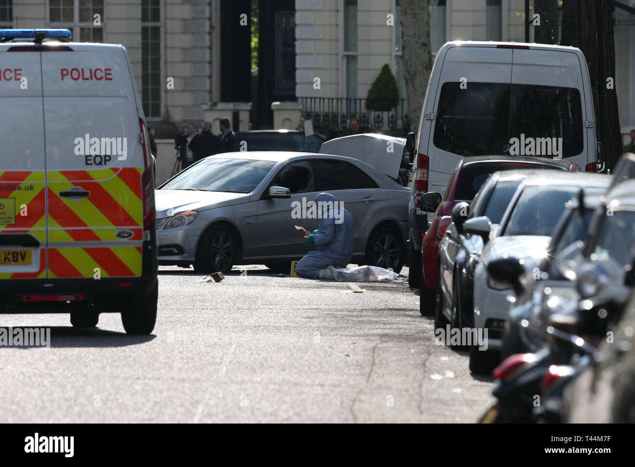 Forensic ufficiali a scena vicino all'Ambasciata Ucraina a Holland Park, West London dopo che la polizia ha sparato colpi dopo l ambasciatore dell'auto era "eliberately speronato". Foto Stock