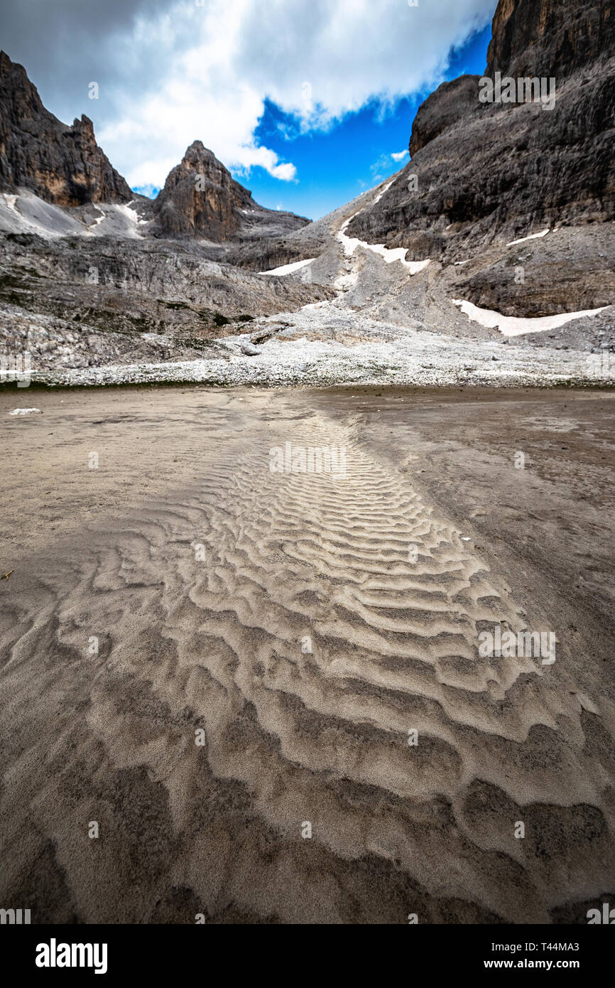 Le Pale di San Martino gruppo di montagna. L'essiccato fino fondo del lago pradidali. Il Trentino. Alpi italiane. L'Europa. Foto Stock