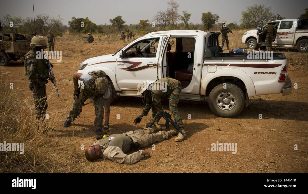 Nigerien belga e operazioni speciali di soldati di raccogliere prove dopo il successo di un attacco su un comando ostile e della stazione di controllo, a Camp Po, Burkina Faso, nel febbraio 20, 2019, durante Flintlock 19. Flintlock è un annuale per le operazioni speciali e il Dipartimento di Stato per l'esercizio che coinvolge più di duemila soldati, aviatori, navale e le forze di polizia da 30 forze della Nazione. Lezioni apprese a Flintlock rafforzare la sicurezza globale delle istituzioni, promuovere la multinazionale per la condivisione di informazioni e sviluppare l'interoperabilità tra occidentali e paesi partner del Nord e Africa Occidentale. (Esercito Foto Stock