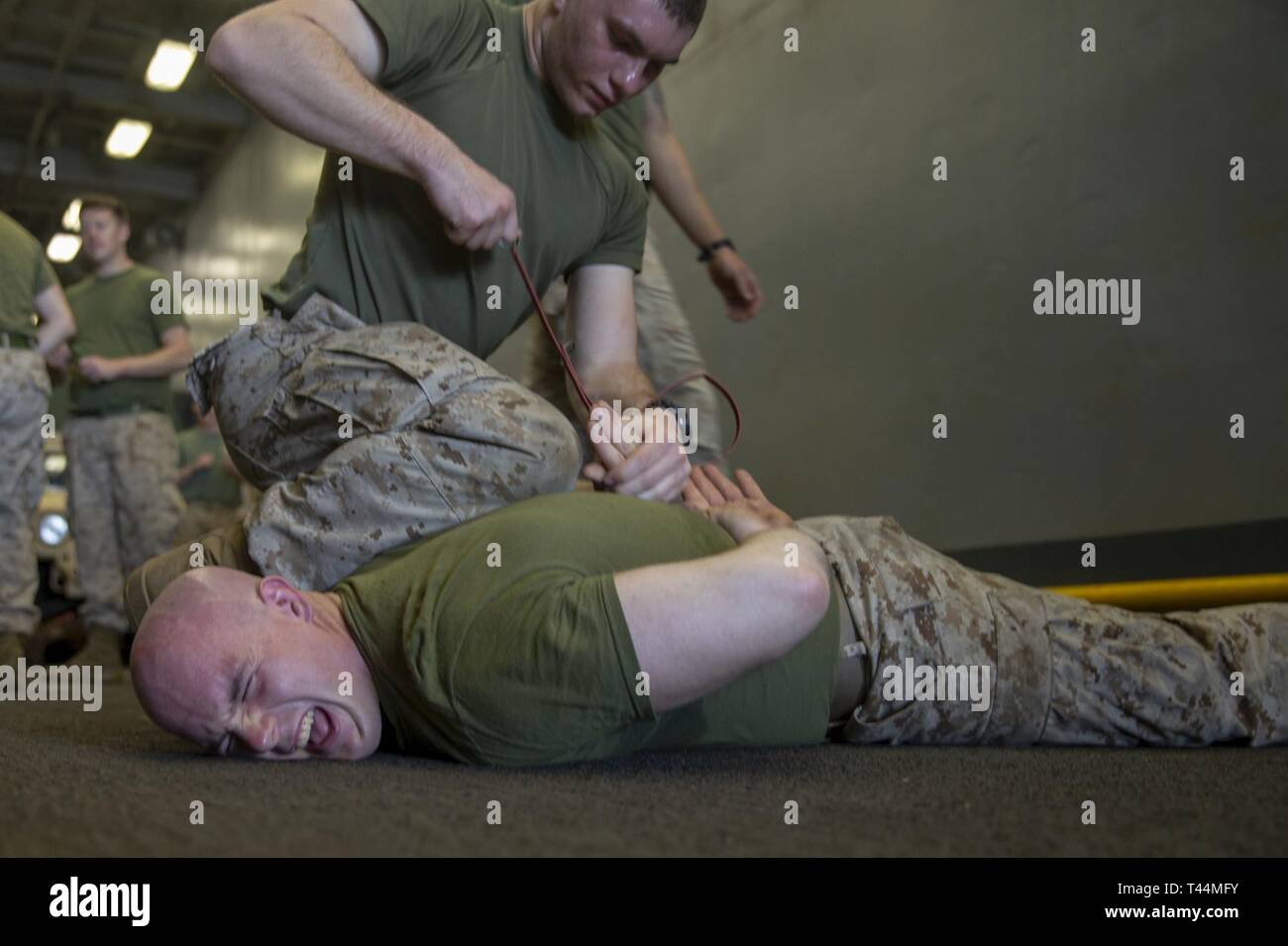 Stati Uniti Lancia Marine Cpl. Samuel DiBenedetto, un anti-serbatoio missileman con il ventiduesimo Marine Expeditionary Unit, stringe una coppia di flexi bracciali detenuto durante la manipolazione della formazione sulla Whidbey Island-class dock landing ship USS Fort McHenry (LSD-43). La formazione ha dato Marines una applicazione pratica del set di qualifiche nella gestione e la ricerca di prigionieri. Marines e marinai con il ventiduesimo MEU e anfibio Kearsarge pronto Gruppo sono attualmente dispiegati per gli Stati Uniti Quinta Flotta area di operazioni a sostegno di operazioni navali per garantire stabilità marittimo e la sicurezza nella regione centrale di collegamento del Mediterra Foto Stock