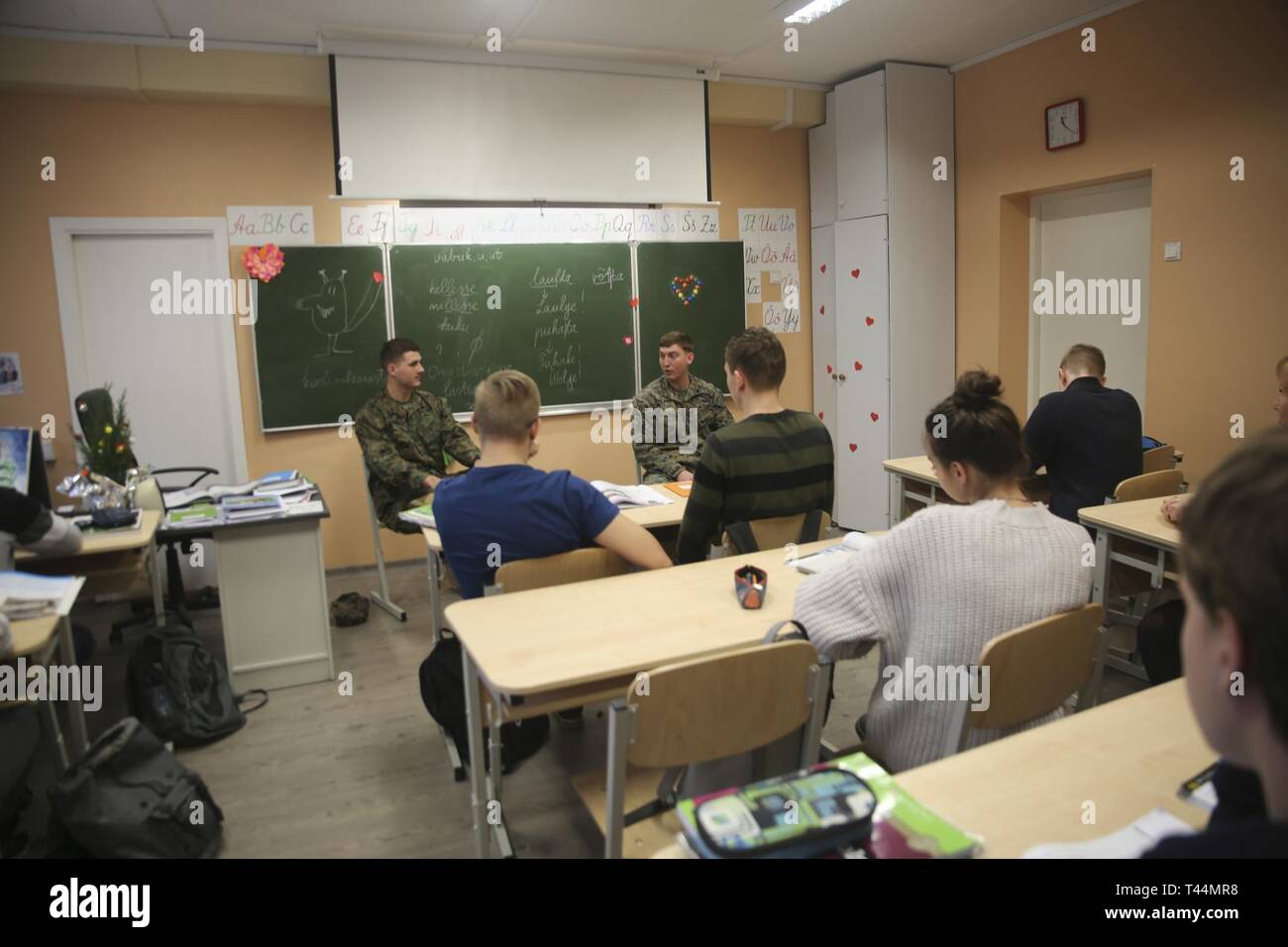 Stati Uniti Marines con flotta anti-terrorismo Security Team - Europa condividere storie personali ed esperienze con estone di alta scuola gli studenti durante la classe di inglese a Narva Lingua Liceo, in Narva, Estonia, il 20 febbraio, 2019. Esercizio seguente Winter Camp 19, FAST-EUR Marines hanno trascorso la settimana che viaggiano in tutto il paese per incontrare i membri della comunità locale in una serie di civili-militari impegni di outreach progettato per costruire la conoscenza condivisa, promuovere il nostro forte rapporto bilaterale, e festeggiano 101 anni di indipendenza estone. (Marine Corps l Europa e l Africa Foto Stock