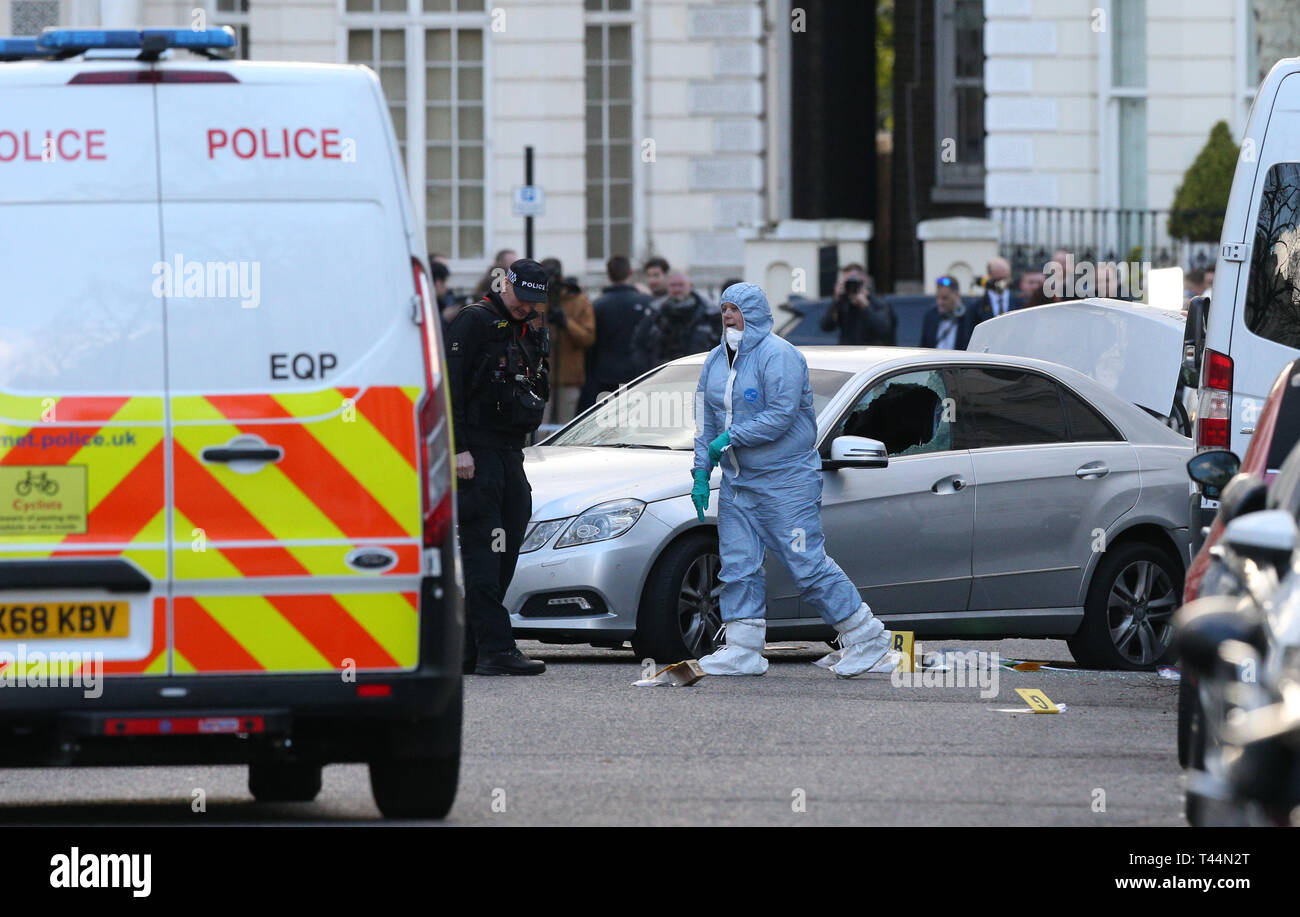 Forensic ufficiali a scena vicino all'Ambasciata Ucraina a Holland Park, West London dopo che la polizia ha sparato colpi dopo l ambasciatore dell'auto era "eliberately speronato". Foto Stock