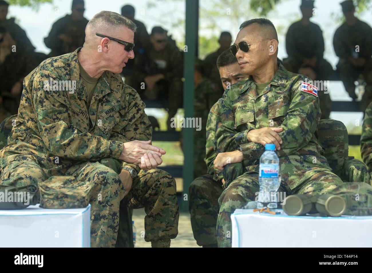 Stati Uniti Marine Corps Lt. Gen. Eric M. Smith, destra, comandante generale della III Marine forza expeditionary, parla con Royal Thai Marine Corps Il Mag. Gen. Mongkol Phayurasuk, comandante della Royal Thai Divisione Marine, durante l'esercizio finale di esercizio Cobra Gold 19, Camp Ban Chan Khrem, Khao Khitchakut District, Thailandia, il 20 febbraio, 2019. Esercizio Cobra Gold dimostra l'impegno del Regno di Tailandia e gli Stati Uniti alla nostra lunga alleanza, promuove partenariati regionali e avanza la sicurezza e la cooperazione nella regione Indo-Pacifico. Il trentunesimo Marine Expeditionary Unit, Foto Stock