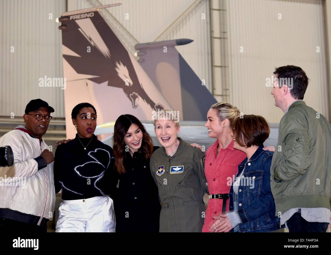 'Captain Marvel' membri del cast Samuel L. Jackson, Lashana Lynch, Gemma Chan e Brie Larson, insieme con i registi Ryan Fleck e Anna Boden, scattare una foto con il gen. Jeannie Leavitt davanti a una forza aerea F-15 Eagle dal 144Fighter Wing, Fresno Air National Guard, California, durante un evento mediatico alla Edwards Air Force Base, Caliifornia, Feb 20, 2019. Leavitt, commander, Air Force Servizio reclutamento, Base comune San Antonio-Randolph, Texas, è il primo US Air Force combattente donna pilota ed era un consulente sul filmato. Foto Stock