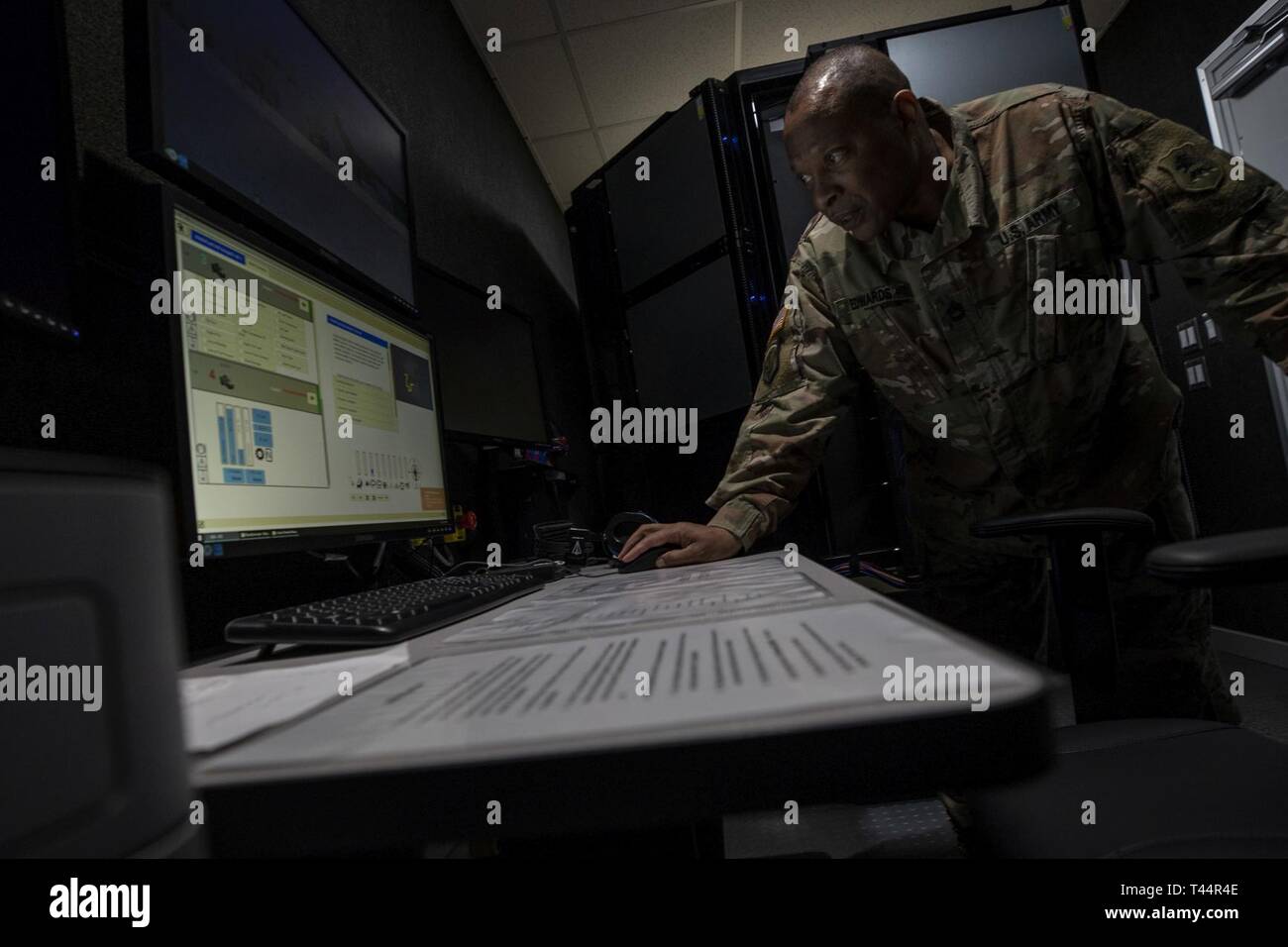 Stati Uniti Esercito nazionale Guard Sgt. 1. Classe Michael Edwards programmi un simulatore MATV durante un albanese Senior sviluppo arruolato visita su base comuneGuire-Dix Mc-Lakehurst, N.J., Feb 21, 2019. La nuova jersey-Albania Guardia Nazionale Partnership è uno dei 22 partenariati europei che compongono gli Stati Uniti Comando Europeo membro del programma di partenariato e una di 65 partenariati a livello mondiale che compongono la guardia nazionale dello Stato del programma di partenariato. Il partenariato è stato istituito nel 1993. Foto Stock