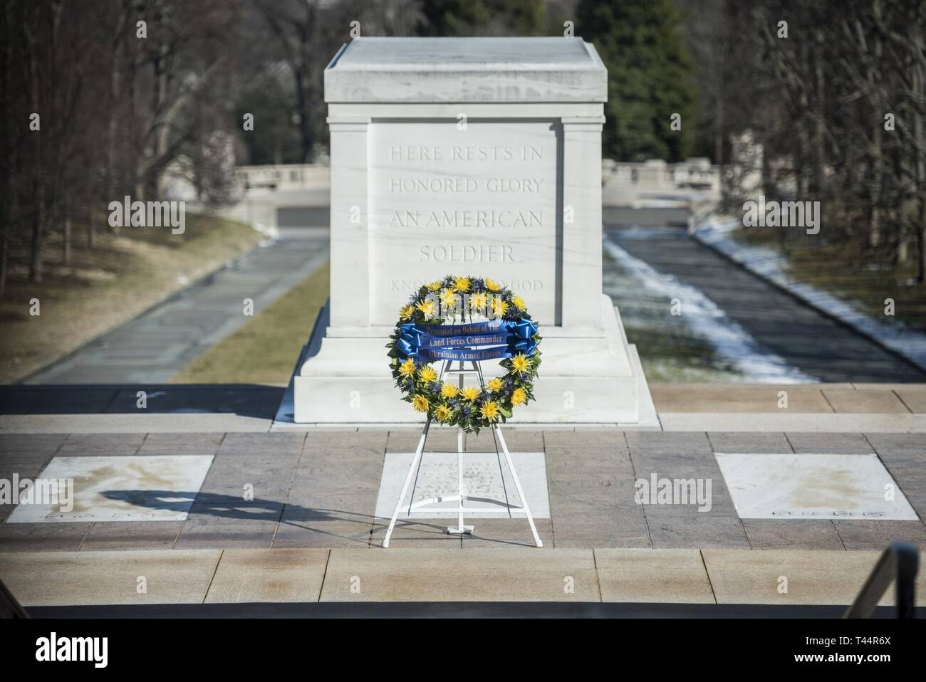 Esercito ucraino Col. Gen. Serhiy Popko, comandante dell'Ucraina di comando delle forze di terra, partecipa a un esercito tutti gli onori Wreath-Laying cerimonia presso la tomba del Milite Ignoto presso il Cimitero Nazionale di Arlington Arlington, Virginia, Feb 21, 2019. Popko girato anche il memoriale Anfiteatro Sala di visualizzazione e incontrato con Karen Durham-Aguilera, direttore esecutivo, Esercito Nazionale i cimiteri militari. Foto Stock