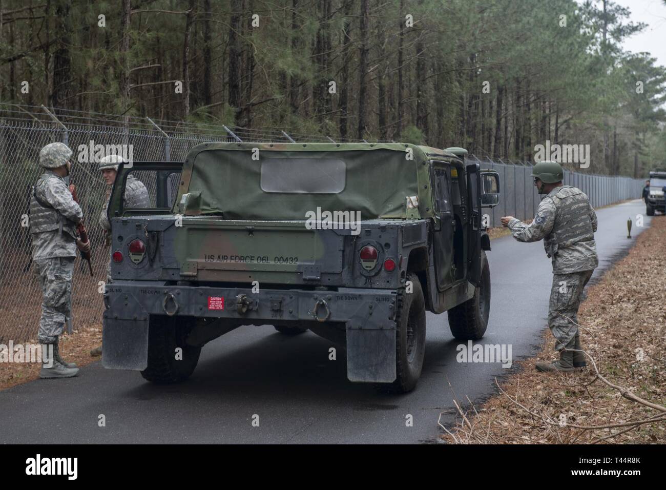 Avieri dal 4 Ingegnere Civile Squadron fermarsi durante un convoglio dopo spotting un ordigni inesplosi durante una simulazione di convoglio esercizio Febbraio 21, 2019, presso Seymour Johnson Air Force Base. L'esercizio testato il convoglio è la sua capacità di reagire a possibili scenari che si troverebbe ad affrontare in un ambiente distribuito. Foto Stock