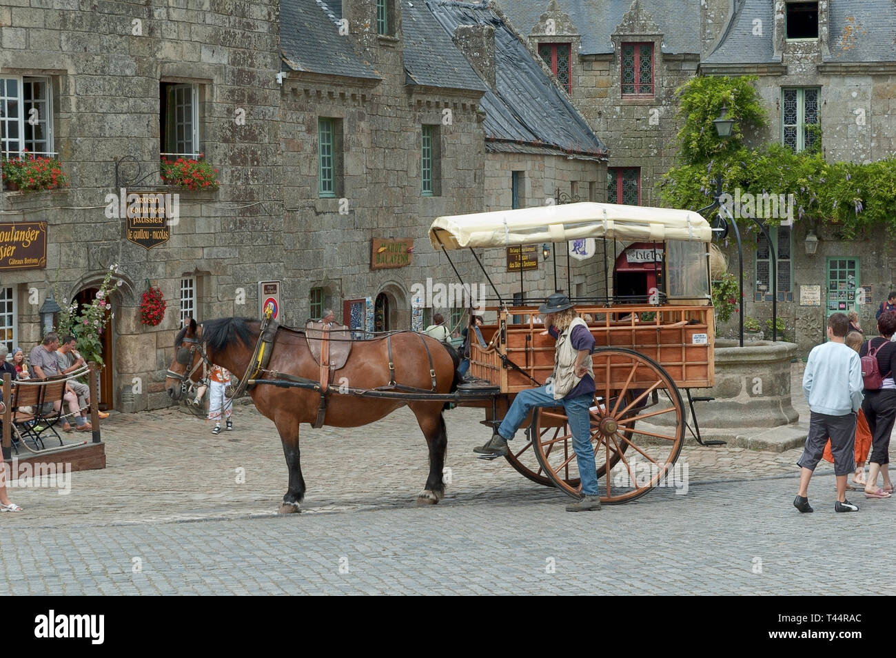 Cavallo e carrozzella Locronan Francia Foto Stock