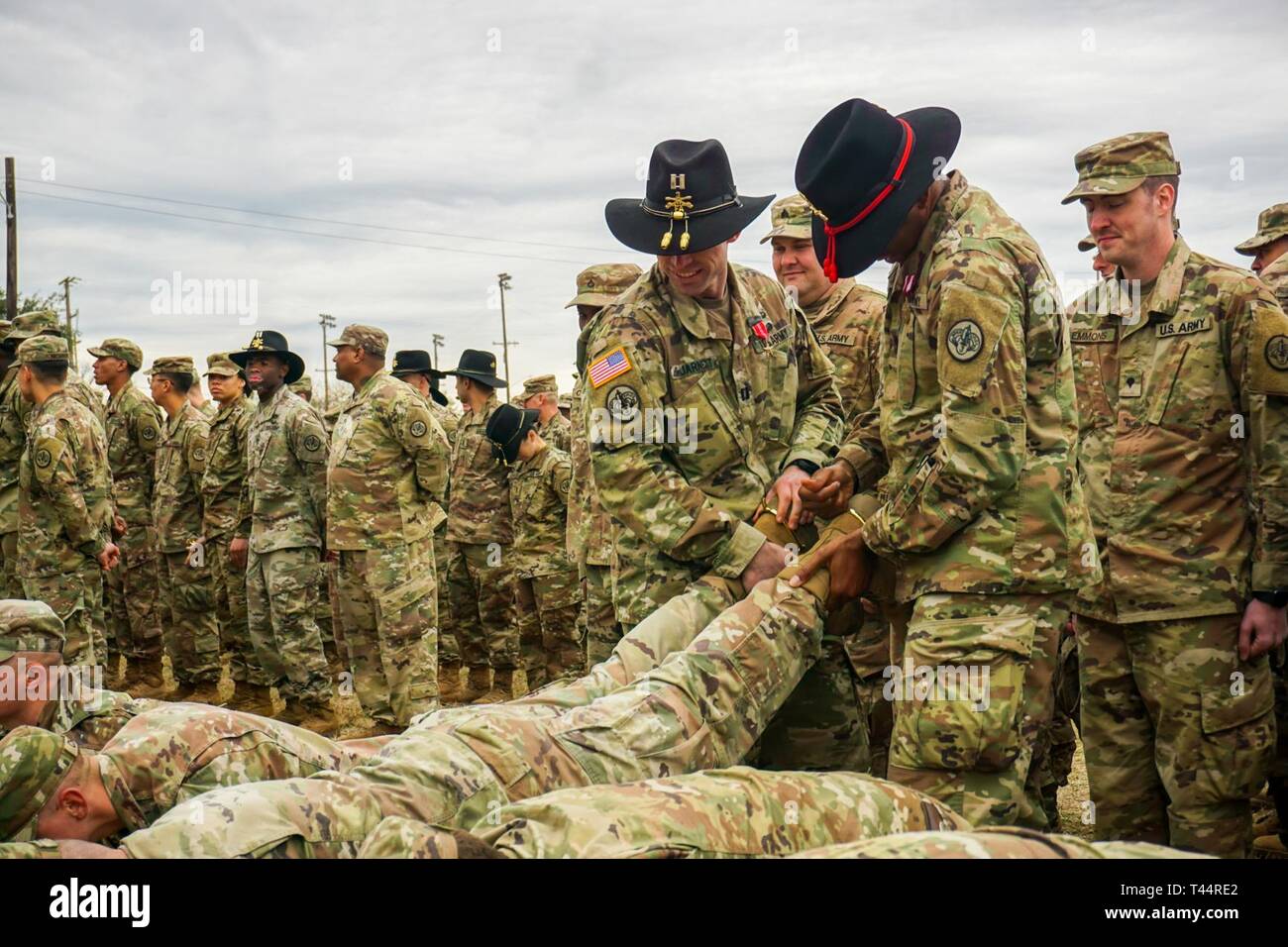 La batteria dei comandanti e dei primi sergenti award speroni di combattimento a loro troopers durante un premio e oro sperone cerimonia condotta da campo squadrone di artiglieria, 3° reggimento di cavalleria, Feb. 21, Fort Hood, TX. La terza Cav. Regt. è stato distribuito come supporto di funzionamento inerenti risolvere, lavorando con e attraverso le forze di sicurezza irachene, i partner della coalizione e forze dei partner per sconfiggere ISIS. Foto Stock