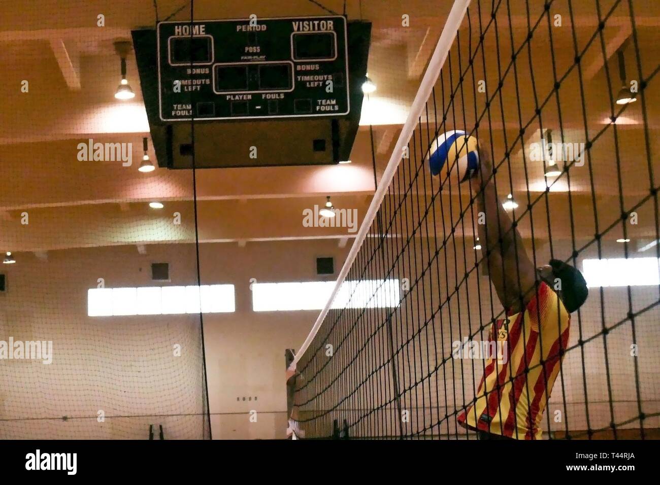 Stati Uniti Marines con III MEF Gruppo di informazioni hanno gareggiato in una varietà di attività sportive durante il 2019 Commander's Cup su Camp Hansen, Okinawa, in Giappone, 22 febbraio, 2019. Il comandante il Cup è un evento progettato per la creazione di unità e coesione il morale della truppa fra III MIG Marines. Gli eventi del giorno incluso alle prese, Tug-of-War, relè per le gare e gli altri sport. Foto Stock