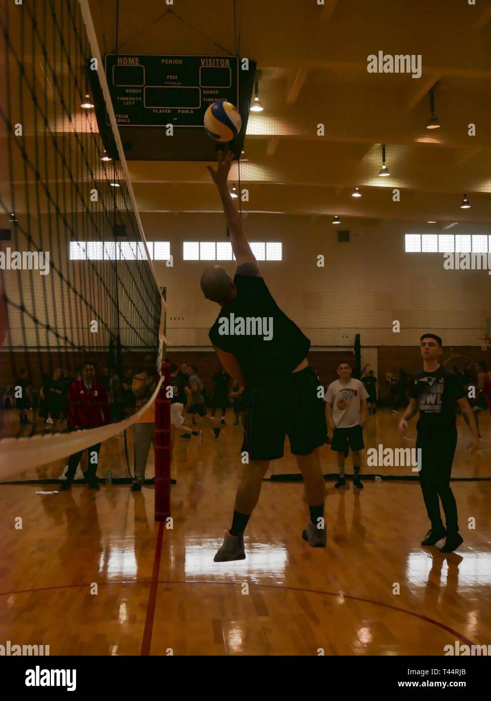 Stati Uniti Marines con III MEF Gruppo di informazioni hanno gareggiato in una varietà di attività sportive durante il 2019 Commander's Cup su Camp Hansen, Okinawa, in Giappone, 22 febbraio, 2019. Il comandante il Cup è un evento progettato per la creazione di unità e coesione il morale della truppa fra III MIG Marines. Gli eventi del giorno incluso alle prese, Tug-of-War, relè per le gare e gli altri sport. Foto Stock