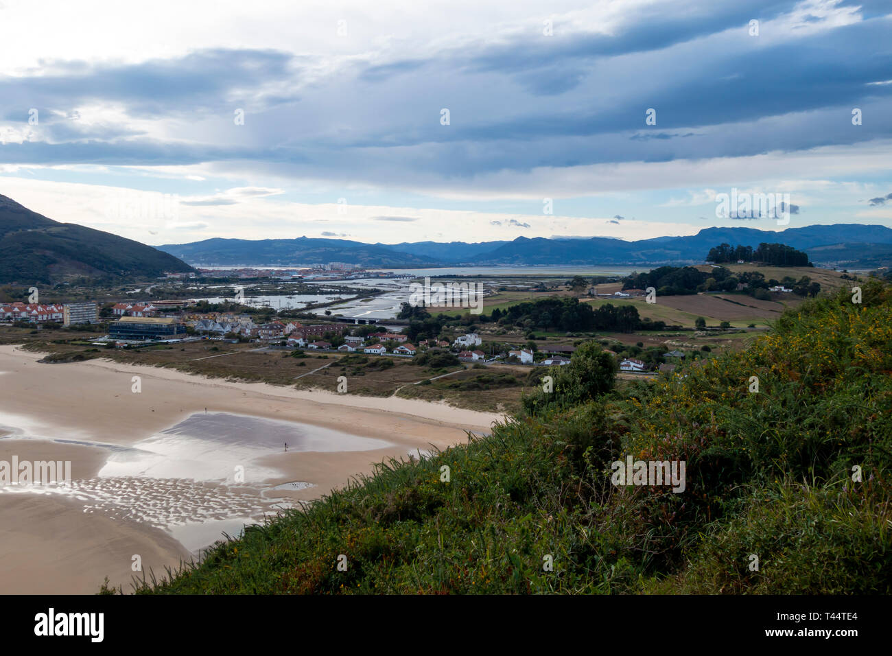 Spiaggia di Berria in Santoña, Cantabria, nella costa nord della Spagna Foto Stock