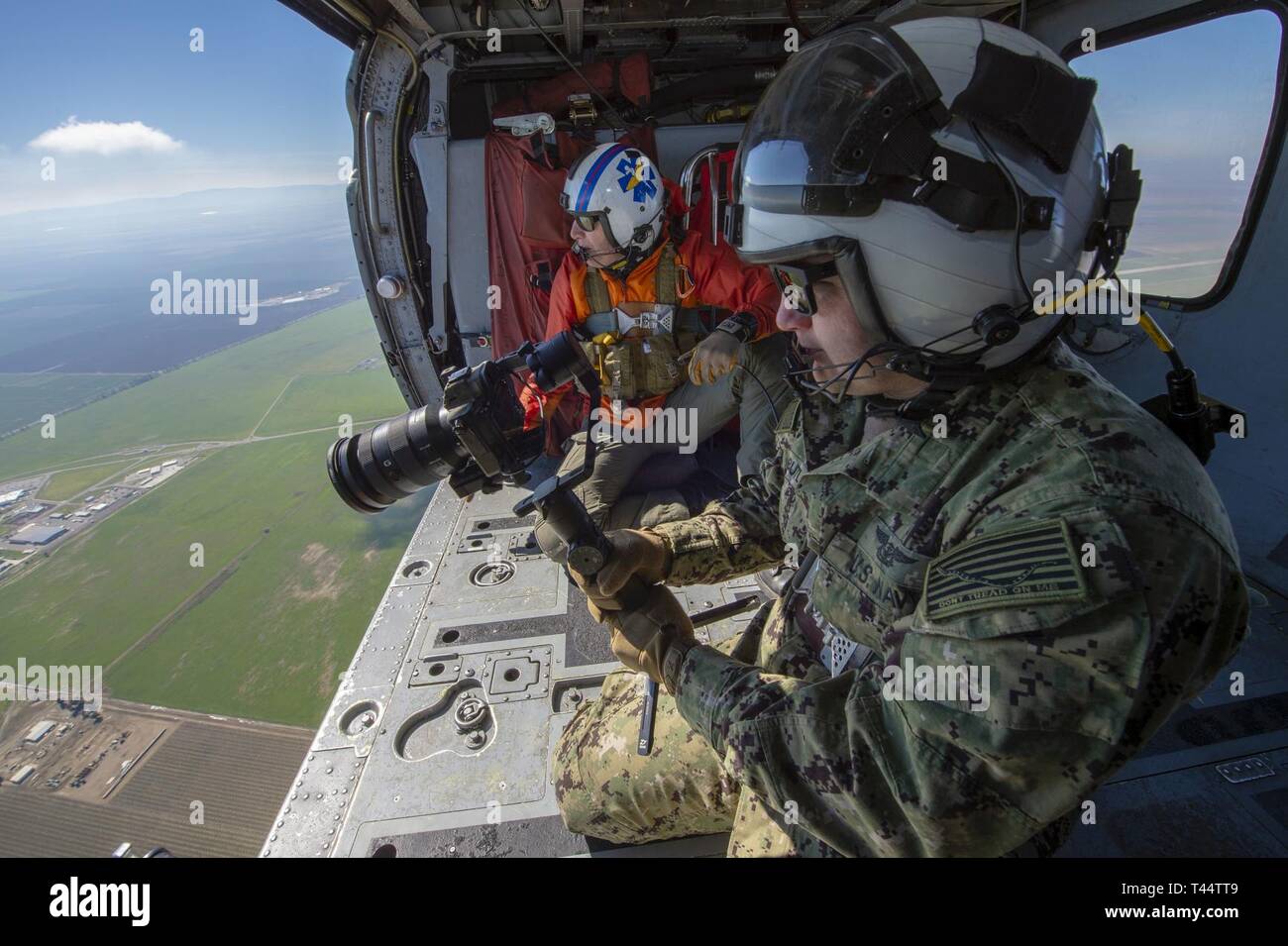 LEMOORE, California (Feb. 22, 2019) La comunicazione di massa Specialist 1a classe Ciad Butler, attaccato alla Riserva Marina Marina degli affari pubblici elemento di supporto West, antenna prende il video durante un volo su un SH-60 falco di mare mentre si esegue la sua formazione annuale a Naval Air Station Lemoore, California Navy Reserve marinai condurre formazione annuale a sostegno delle operazioni di flotta a livello mondiale. Foto Stock