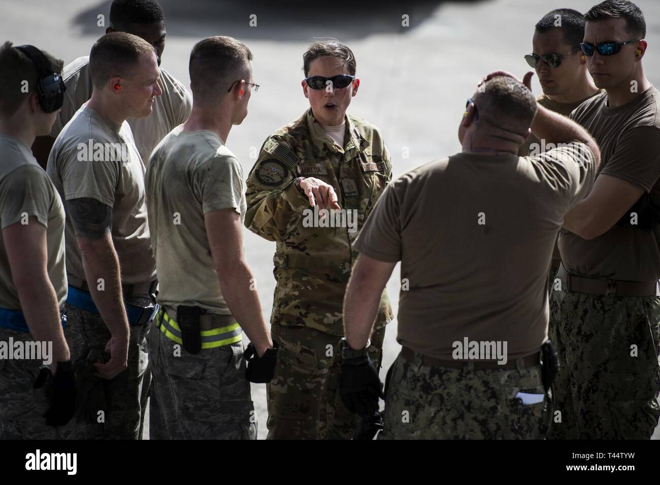 Stati Uniti Air Force Staff Sgt. Amy Mattia, un loadmaster assegnato alla 758th Airlift Squadron, Pittsburg Aeroporto Internazionale di Pittsburg, Pa., mutandine equipaggi di carico prima del caricamento del carico durante la fase di esercizio Patriot Sands, Naval Air Station Cecil Campo, Fla., 22 febbraio, 2019. Esercizio Patriot Sands è un comune servizio di esercizio coordinato dalla Air Force Riserva, progettate per integrare i soccorritori da federale, stato, enti locali e i militari fornendo una rapida formazione di risposta in caso di emergenza regionale o calamità naturali. Foto Stock