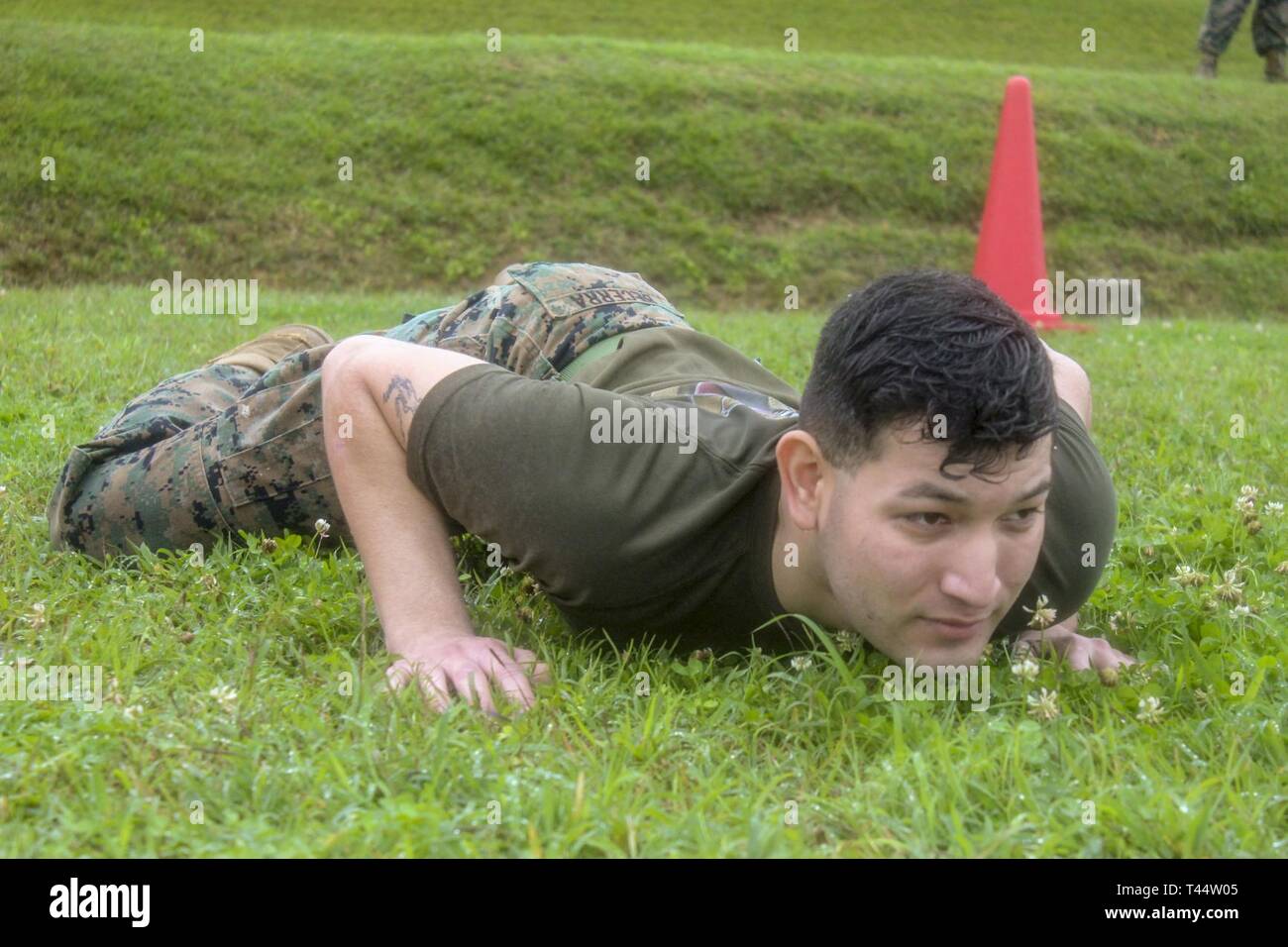 Stati Uniti Marines con III MEF Gruppo di informazioni hanno gareggiato in una varietà di attività sportive durante il 2019 Commander's Cup su Camp Hansen, Okinawa, in Giappone, 22 febbraio, 2019. Il comandante il Cup è un evento progettato per la creazione di unità e coesione il morale della truppa fra III MIG Marines. Gli eventi del giorno incluso alle prese, Tug-of-War, relè per le gare e gli altri sport. Foto Stock