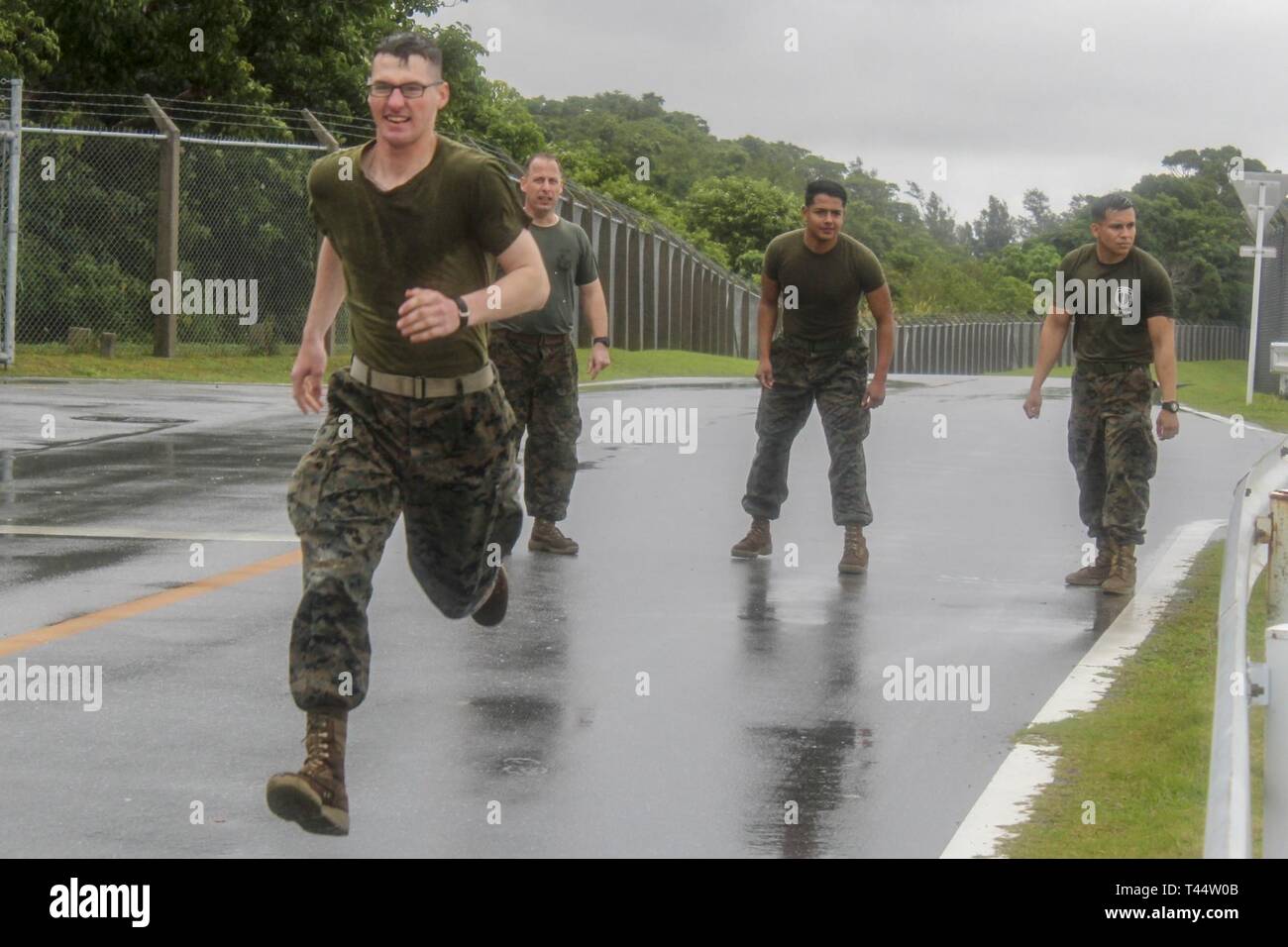 Stati Uniti Marines con III MEF Gruppo di informazioni hanno gareggiato in una varietà di attività sportive durante il 2019 Commander's Cup su Camp Hansen, Okinawa, in Giappone, 22 febbraio, 2019. Il comandante il Cup è un evento progettato per la creazione di unità e coesione il morale della truppa fra III MIG Marines. Gli eventi del giorno incluso alle prese, Tug-of-War, relè per le gare e gli altri sport. Foto Stock