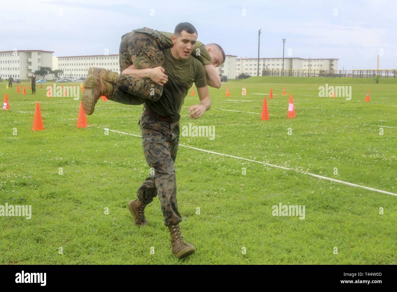 Stati Uniti Marines con III MEF Gruppo di informazioni hanno gareggiato in una varietà di attività sportive durante il 2019 Commander's Cup su Camp Hansen, Okinawa, in Giappone, 22 febbraio, 2019. Il comandante il Cup è un evento progettato per la creazione di unità e coesione il morale della truppa fra III MIG Marines. Gli eventi del giorno incluso alle prese, Tug-of-War, relè per le gare e gli altri sport. Foto Stock