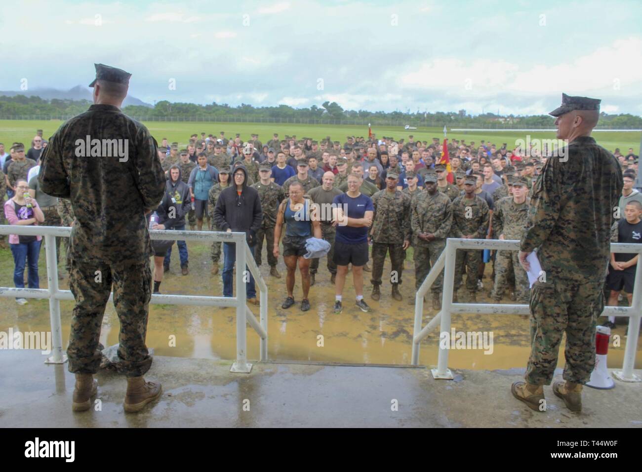 Stati Uniti Marines con III MEF Gruppo di informazioni hanno gareggiato in una varietà di attività sportive durante il 2019 Commander's Cup su Camp Hansen, Okinawa, in Giappone, 22 febbraio, 2019. Il comandante il Cup è un evento progettato per la creazione di unità e coesione il morale della truppa fra III MIG Marines. Gli eventi del giorno incluso alle prese, Tug-of-War, relè per le gare e gli altri sport. Foto Stock